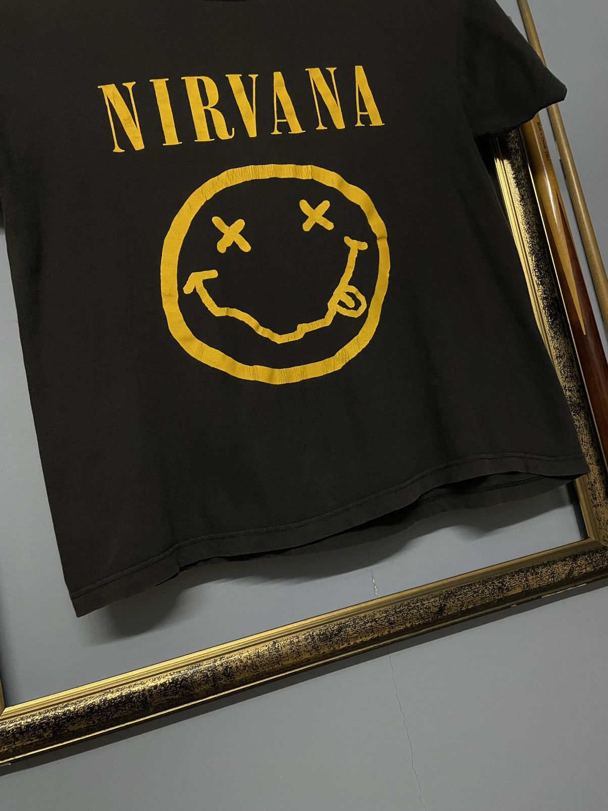 Vintage Vintage 90s Og Nirvana Smiley Grunge Boxy Europe Tag Tshirt Size US S / EU 44-46 / 1 - 6 Thumbnail