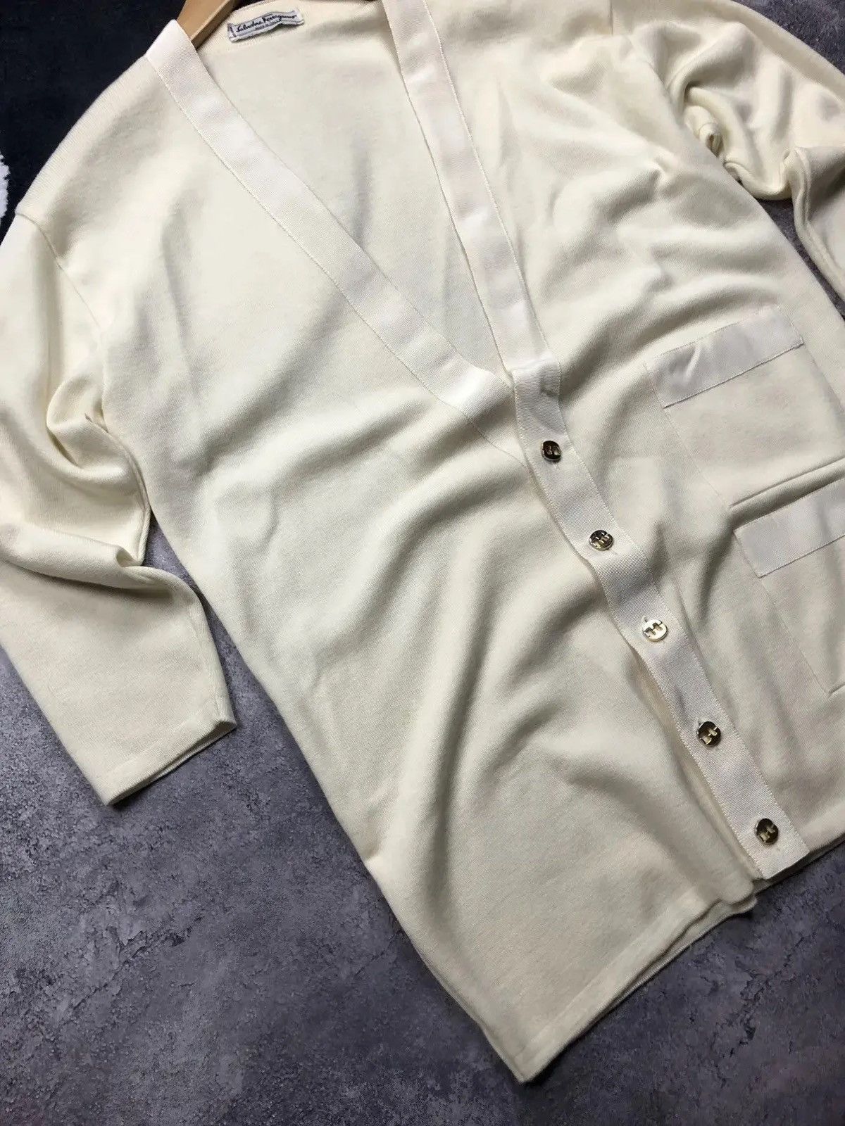 Salvatore Ferragamo SALVATORE FERRAGAMO Vintage Knitted Cardigan Beige Luxury Size US M / EU 48-50 / 2 - 3 Thumbnail