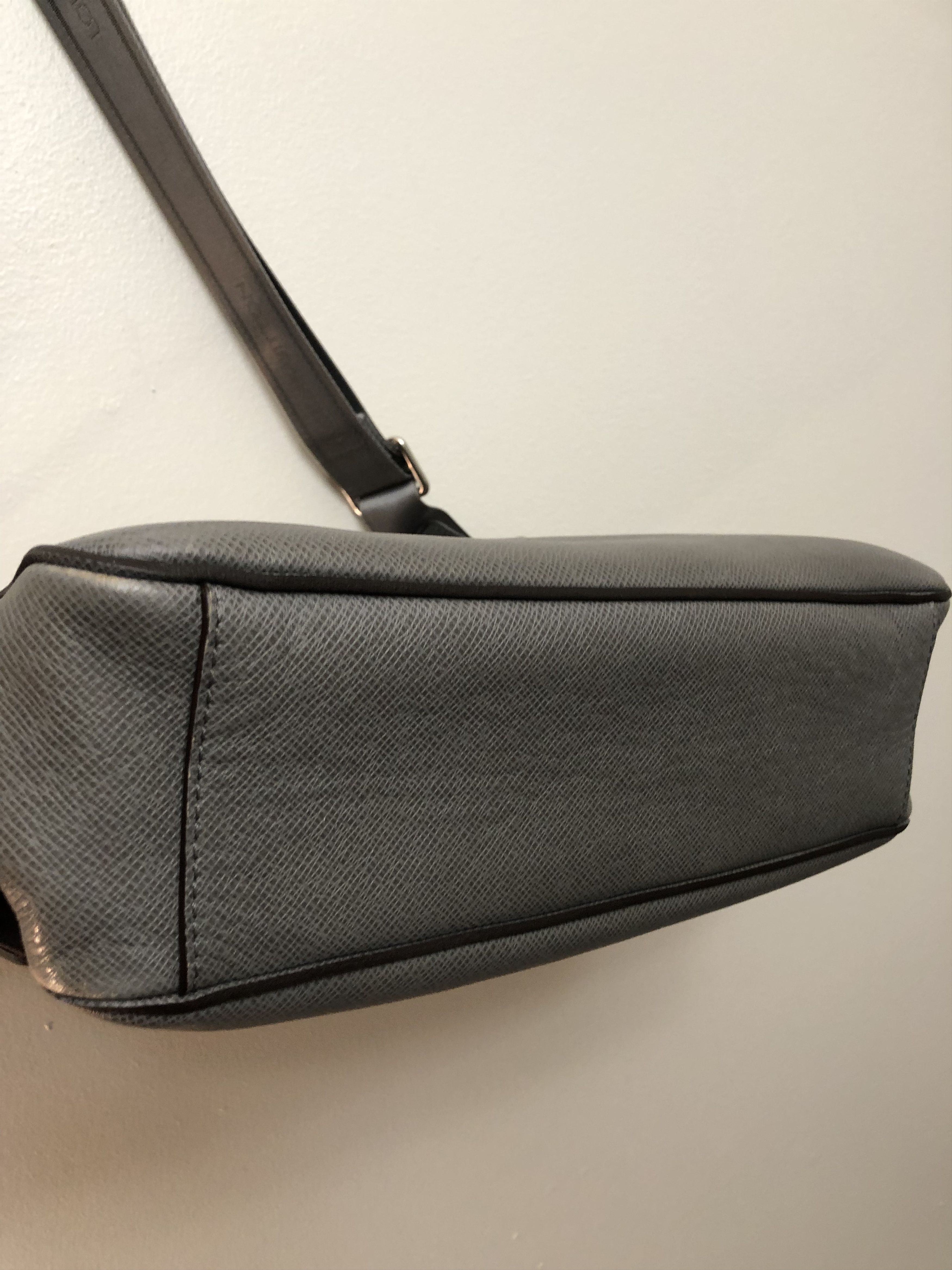 Louis Vuitton Louis Vuitton Glacier Taiga Leather Roman PM Messenger Bag Size ONE SIZE - 13 Thumbnail