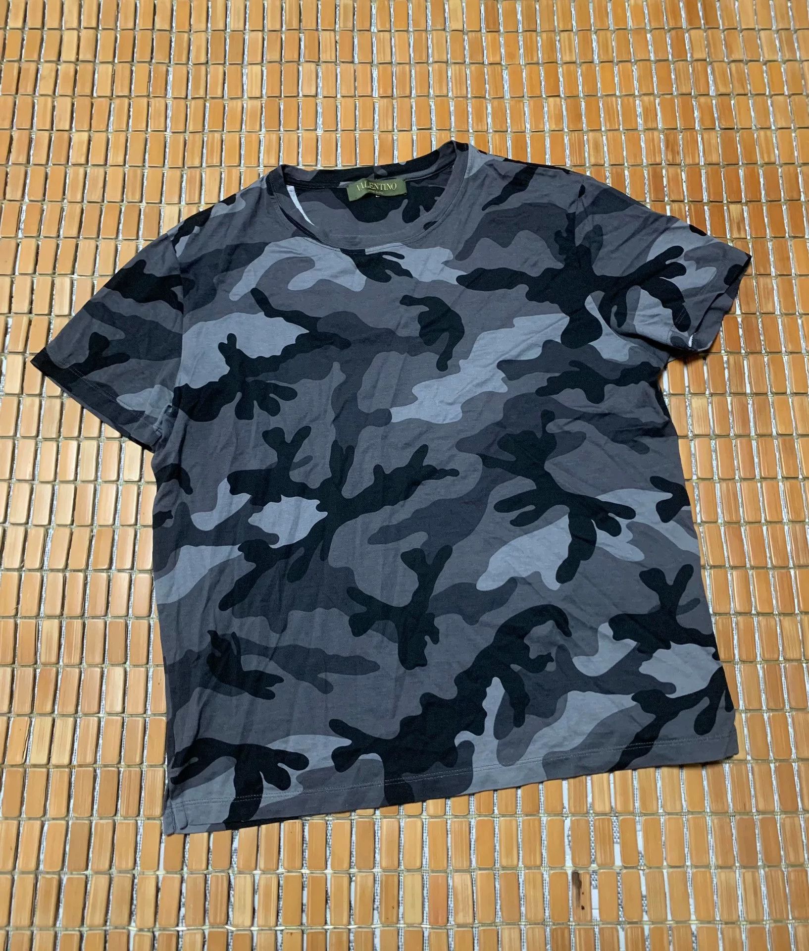 Valentino Valentino Camouflage Rivet Short-Sleeve Size US S / EU 44-46 / 1 - 1 Thumbnail