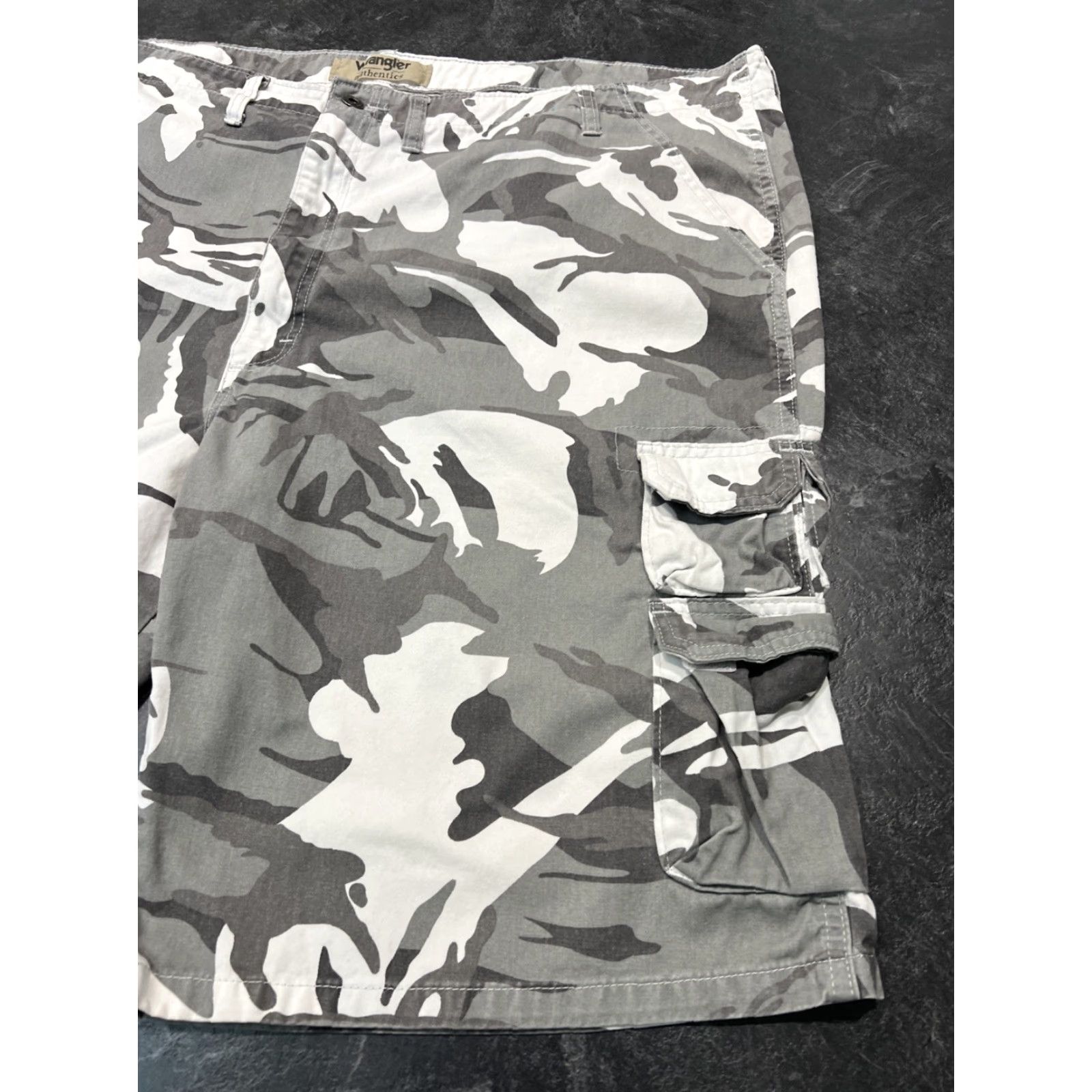 Wrangler VINTAGE Wrangler Cargo Shorts Men 48 Relaxed Fit Camouflage Cotton 00s Grunge Casual Size US 32 / EU 48 - 2 Thumbnail