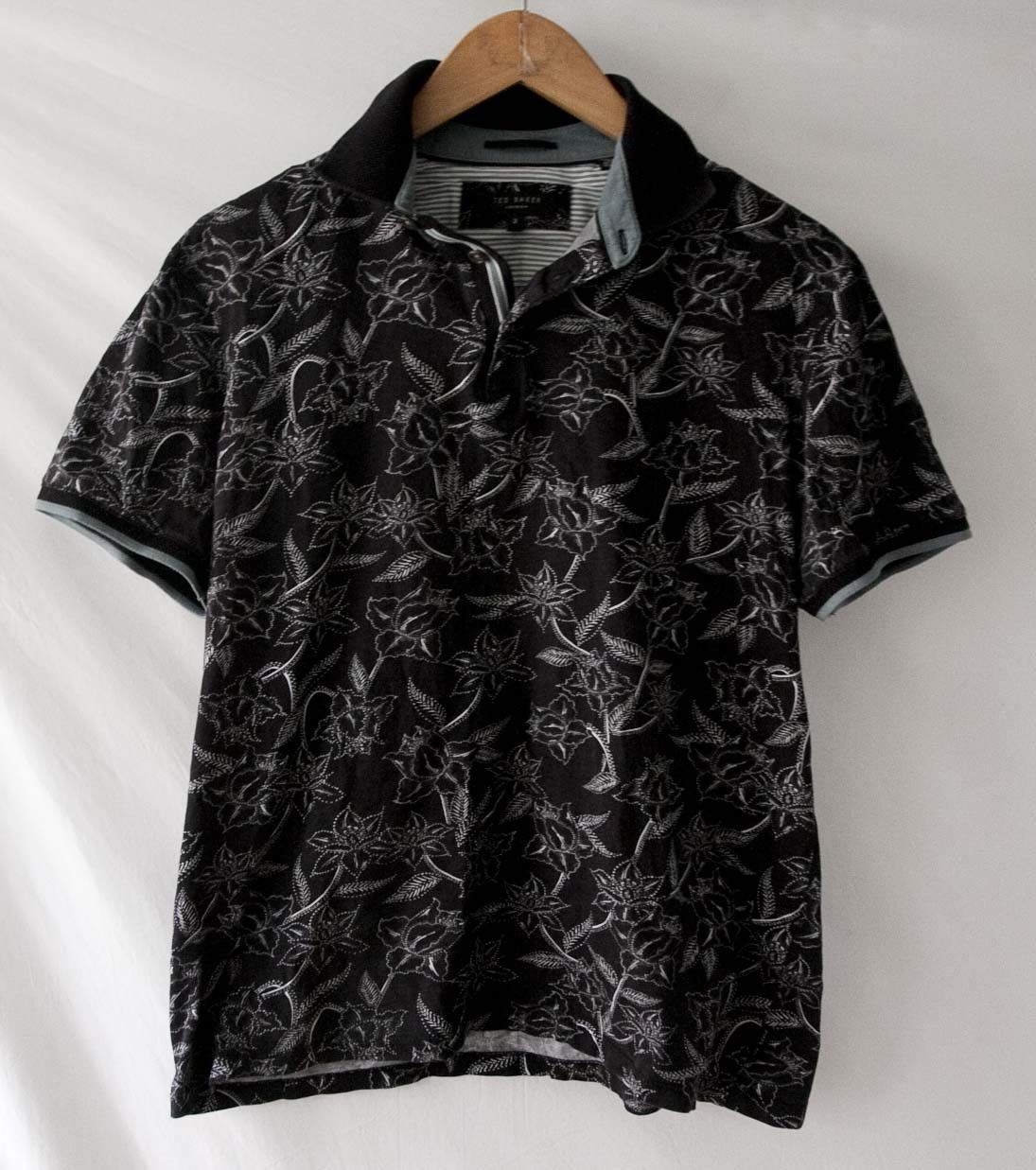 Ted Baker Ted Baker Polo Shirt Floral Size 3/M Black /White Size US M / EU 48-50 / 2 - 2 Thumbnail