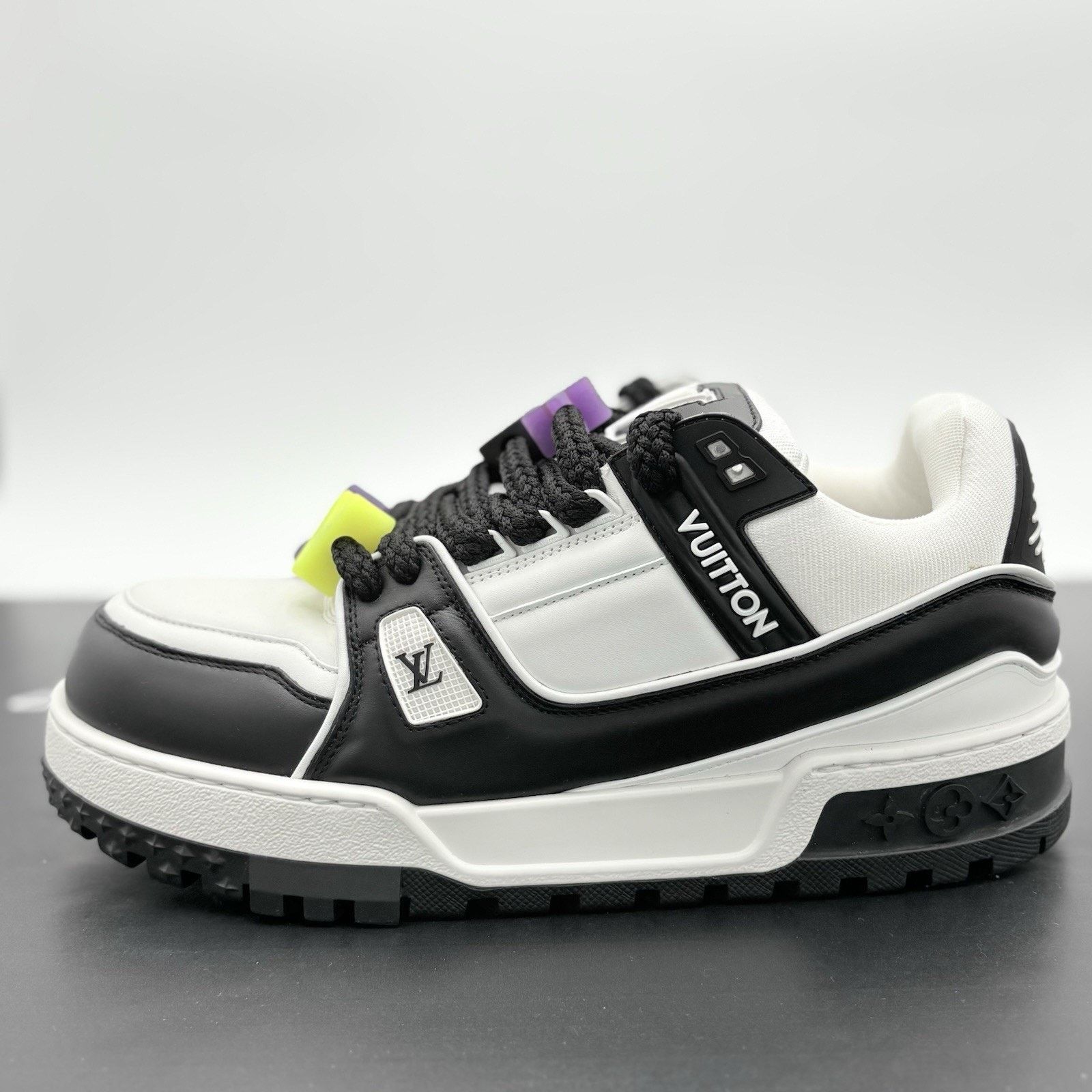 Louis Vuitton (10-10.5 US) Louis Vuitton Maxi ' Black White ' | EXCELLENT! Size US 10 / EU 43 - 8 Thumbnail