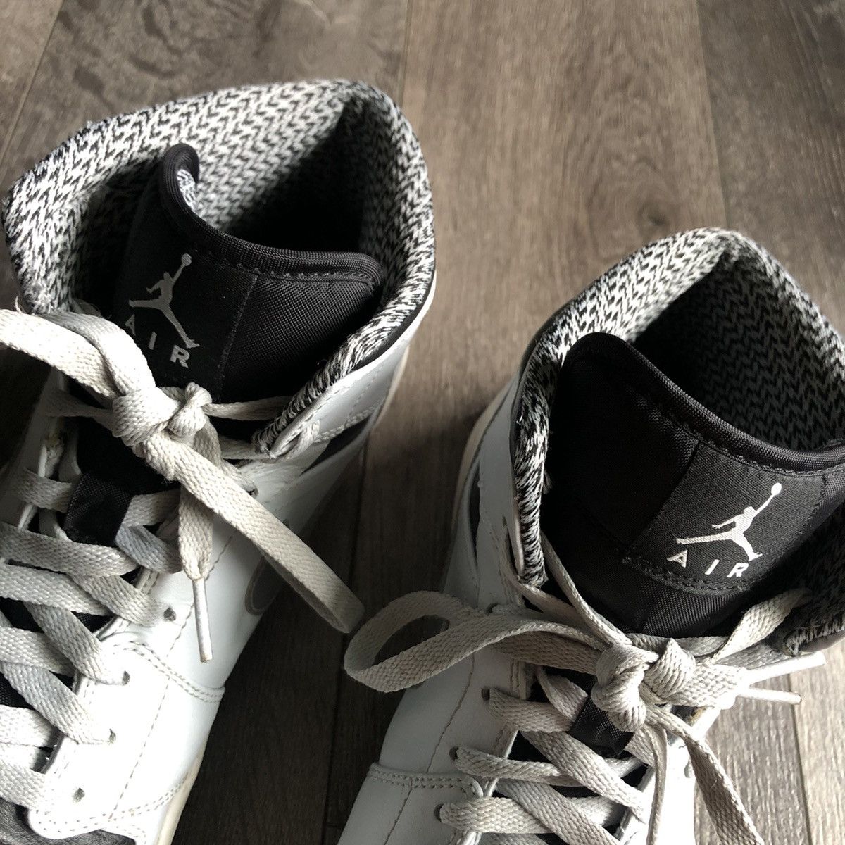 Jordan Brand Air Jordan 1 Retro Mid Wolf Grey Platinum Metallic Shoes Size US 12 / EU 45 - 9 Thumbnail