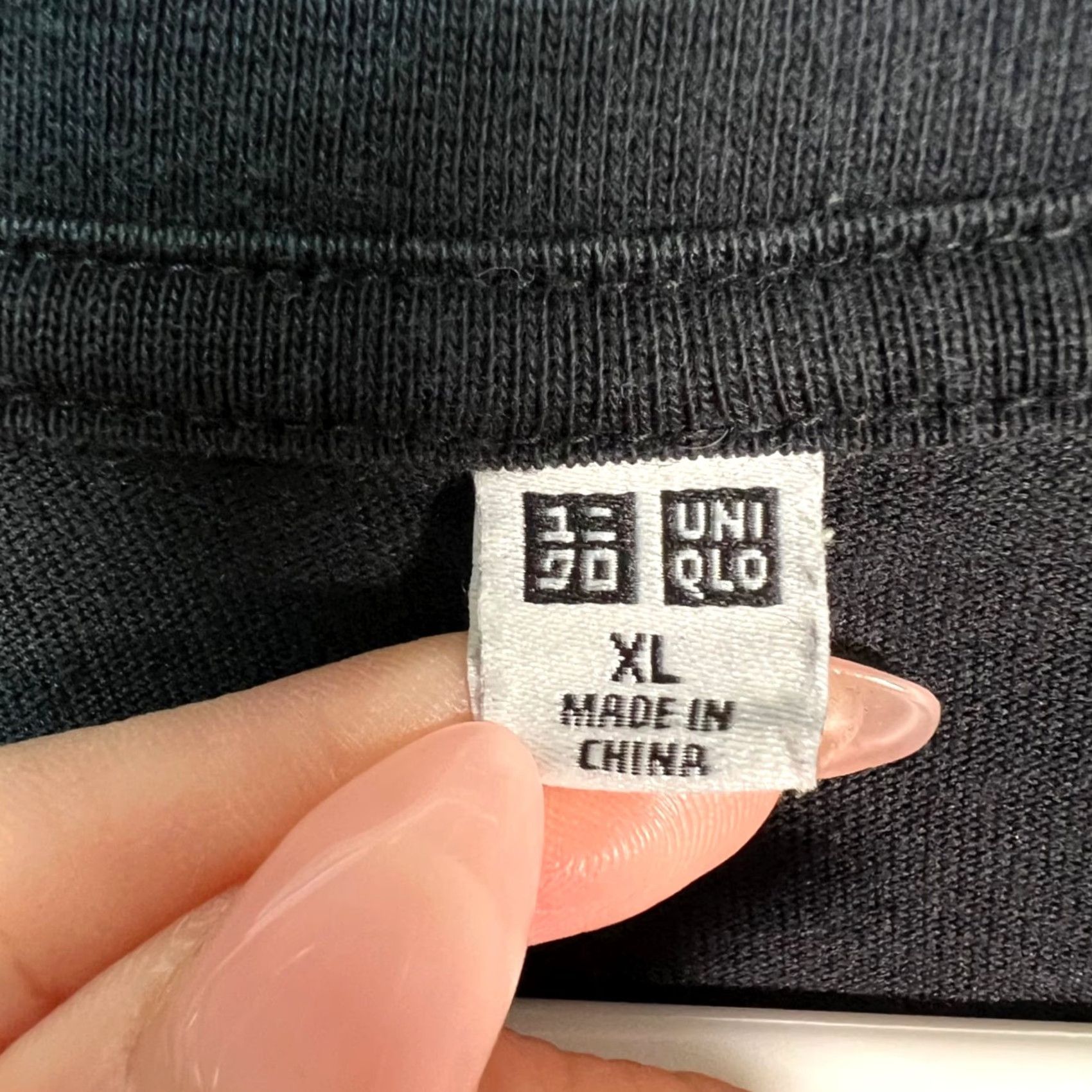 Uniqlo Uniqlo Mens XL Black V-Neck Basic Tee Soft Cotton Everyday Shirt Size XL / US 12-14 / IT 48-50 - 3 Thumbnail