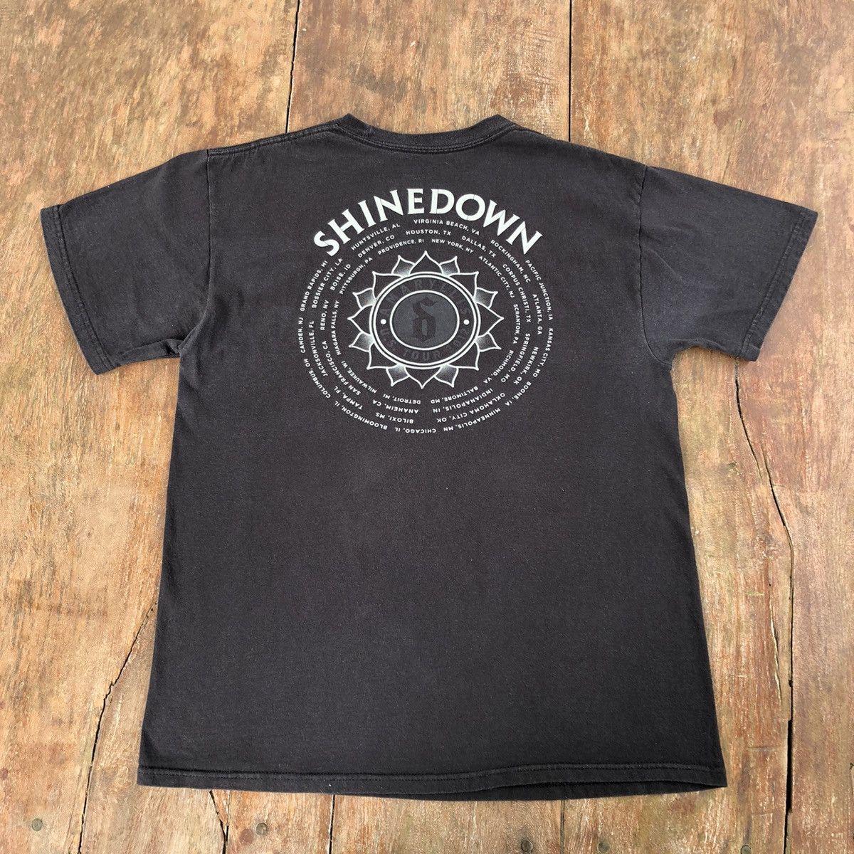 Band Tees Vintage Shinedown Band Rare T Shirt Size US M / EU 48-50 / 2 - 3 Thumbnail