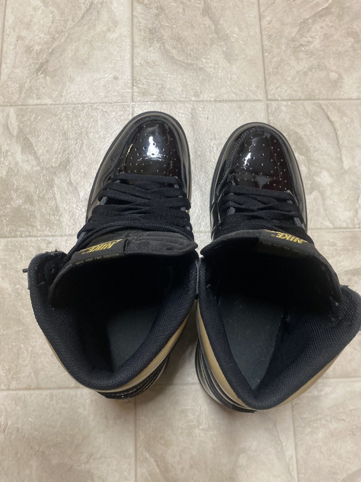 Jordan Brand Jordan 1 Retro High Black Metallic Gold (2020)s Size US 11 / EU 44 - 10 Thumbnail