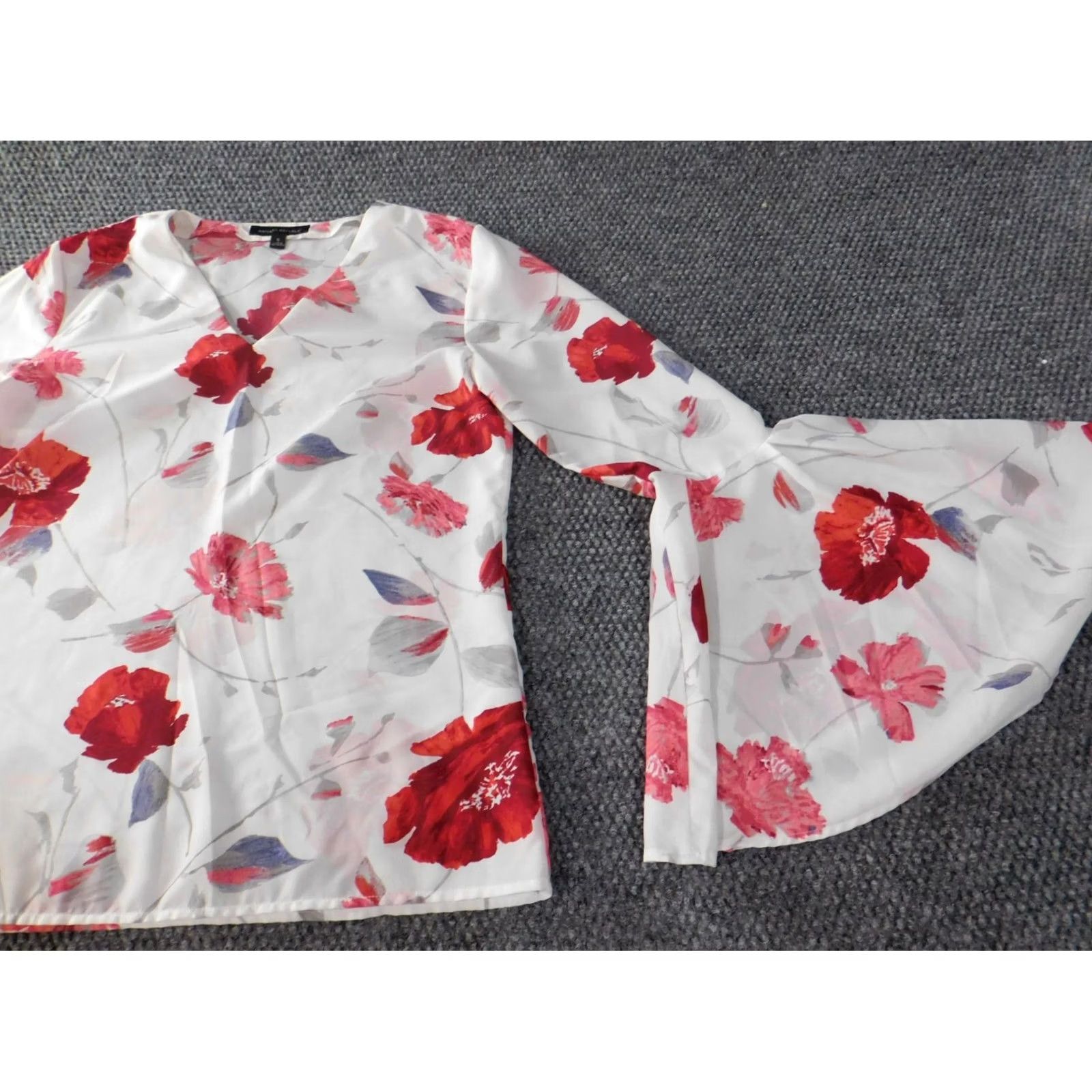 Banana Republic Banana Republic Blouse Womens S White Floral Bell Sleeve Crew Neck Pullover Casual Regular Polyester Woven Classic Size S / US 4 / IT 40 - 5 Thumbnail
