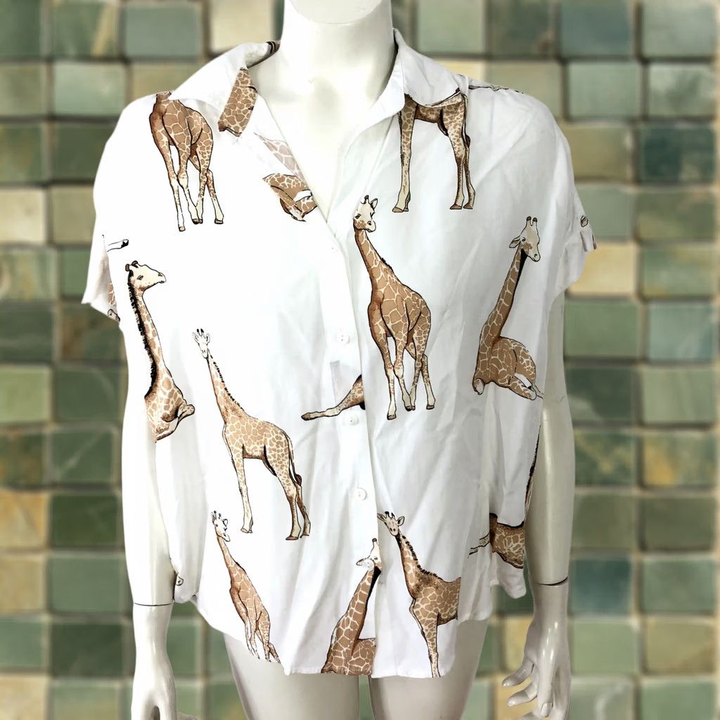 Anthropologie Jane And Delancey Anthropologie Shirt Small White Giraffe Rayon Button SS MINT Size S / US 4 / IT 40 - 1 Thumbnail