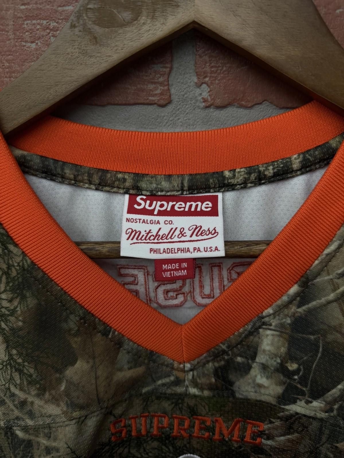 Supreme Supreme Mitchell & Ness NCAA Hockey Jersey Camo FW24 Size M Size US M / EU 48-50 / 2 - 4 Thumbnail