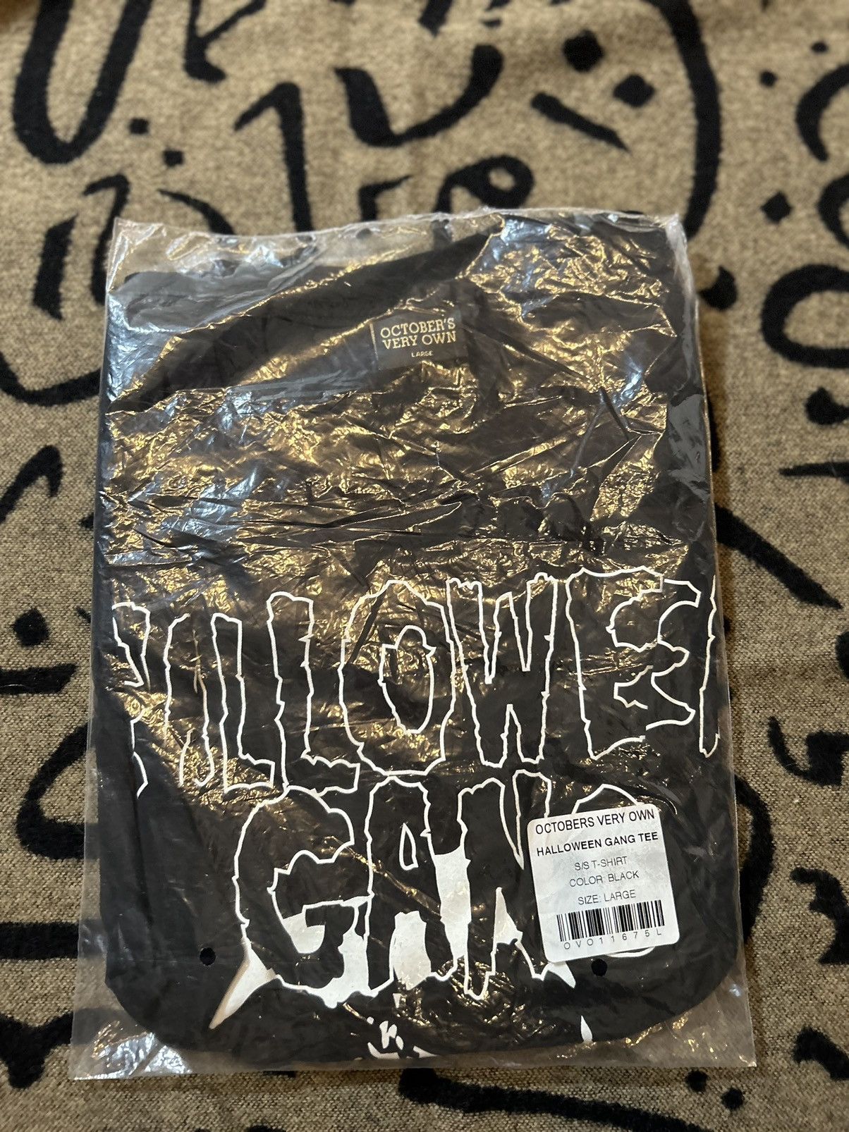 October's Very Own 2015 Glow in the Dark Halloween Tshirt Size US L / EU 52-54 / 3 - 7 Thumbnail