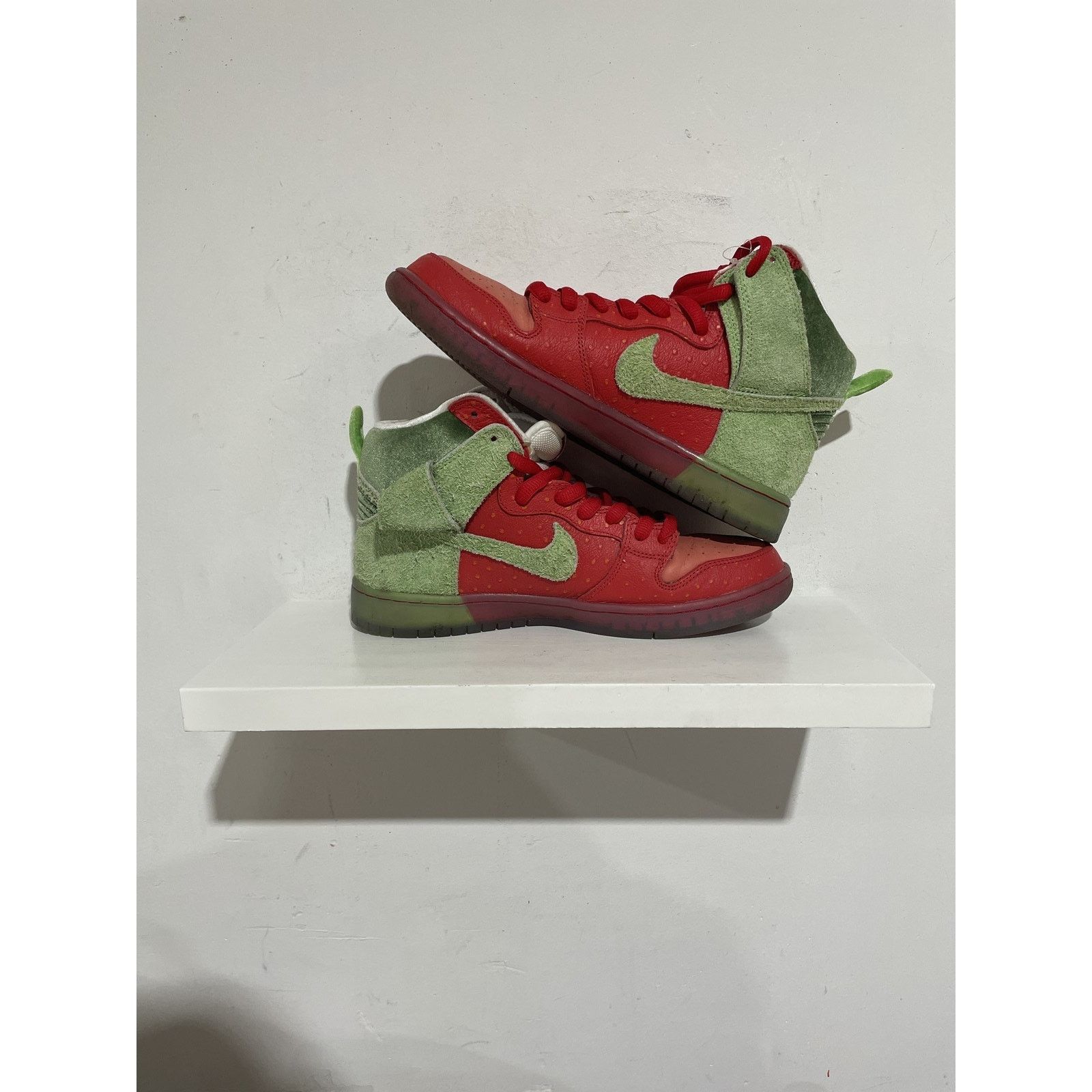 Nike NIKE SB DUNK HIGH STRAWBERRY COUGH SIZE 9 PREOWNED Size US 9 / EU 42 - 2 Thumbnail