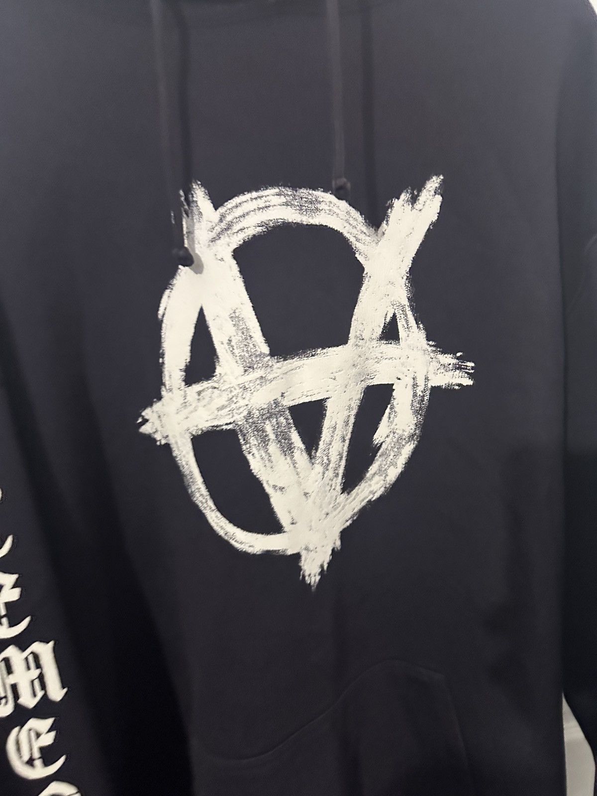 Vetements Vetements Anarchy Gothic Logo Hoodie Size US M / EU 48-50 / 2 - 3 Thumbnail