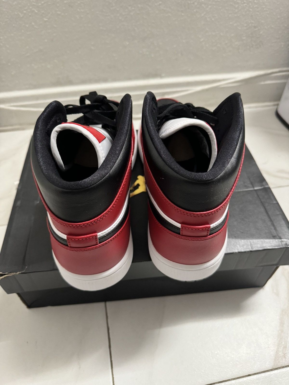Nike Air Jordan 1 mid Chicago Black Toe Size US 13 / EU 46 - 4 Thumbnail