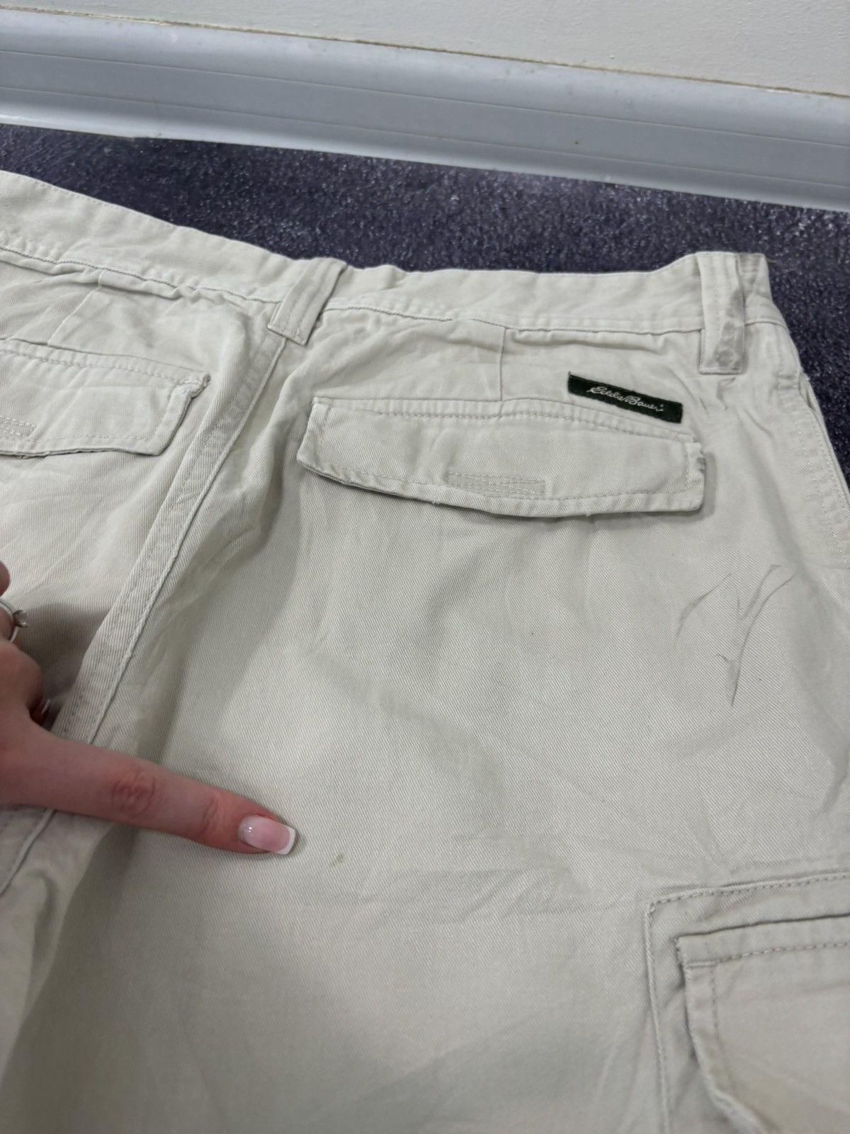 Eddie Bauer Vintage Eddie Bauer Y2K 2000s Beige Hype Cargo Shorts Size US 33 - 12 Thumbnail