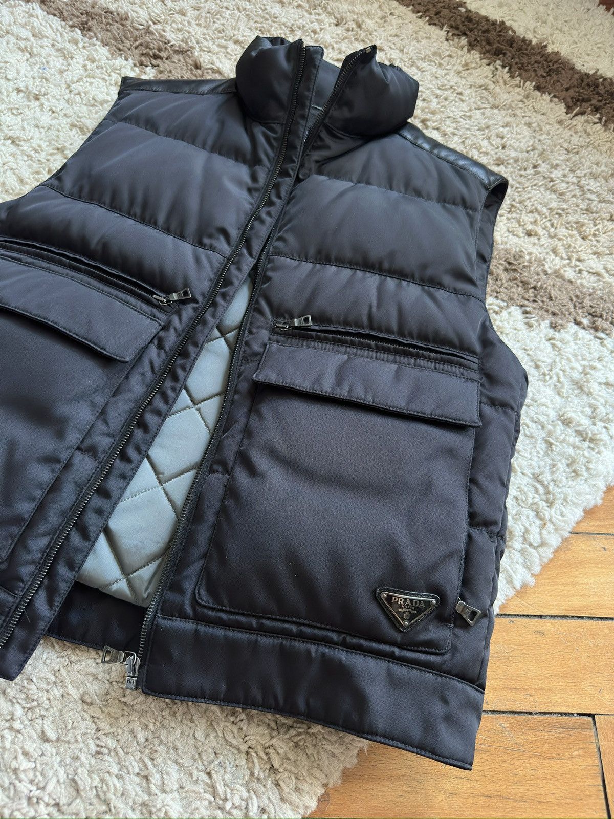 PRADA プラダ三角ロゴプレート黒ダウンベストSGH191