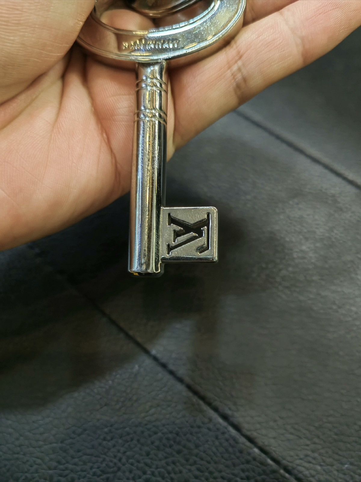 Louis Vuitton LOUIS VUITTON Travel Key Key Holder Silver Size ONE SIZE - 2 Thumbnail