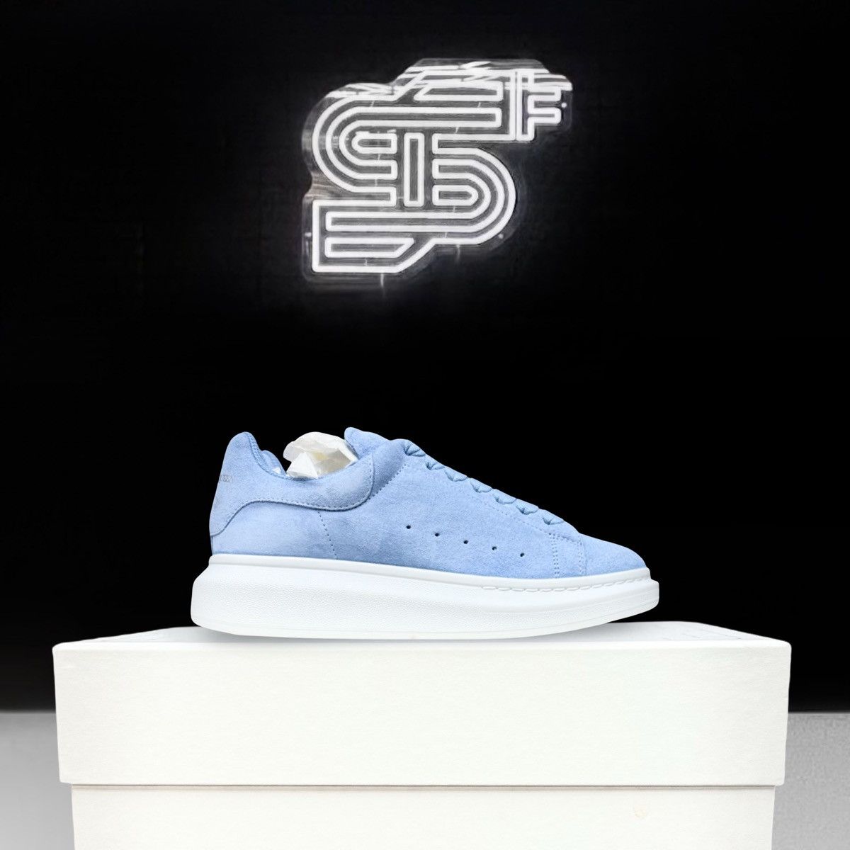 Alexander McQueen Alexander McQueen Oversized Sneaker Suede Powder Blue Size US 13 / EU 46 - 1 Thumbnail