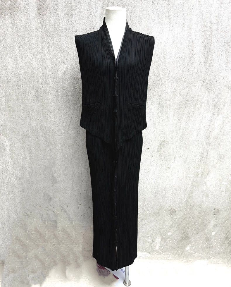 Issey Miyake Issey Miyake Black pleated vest Size M / US 6-8 / IT 42-44 - 2 Thumbnail