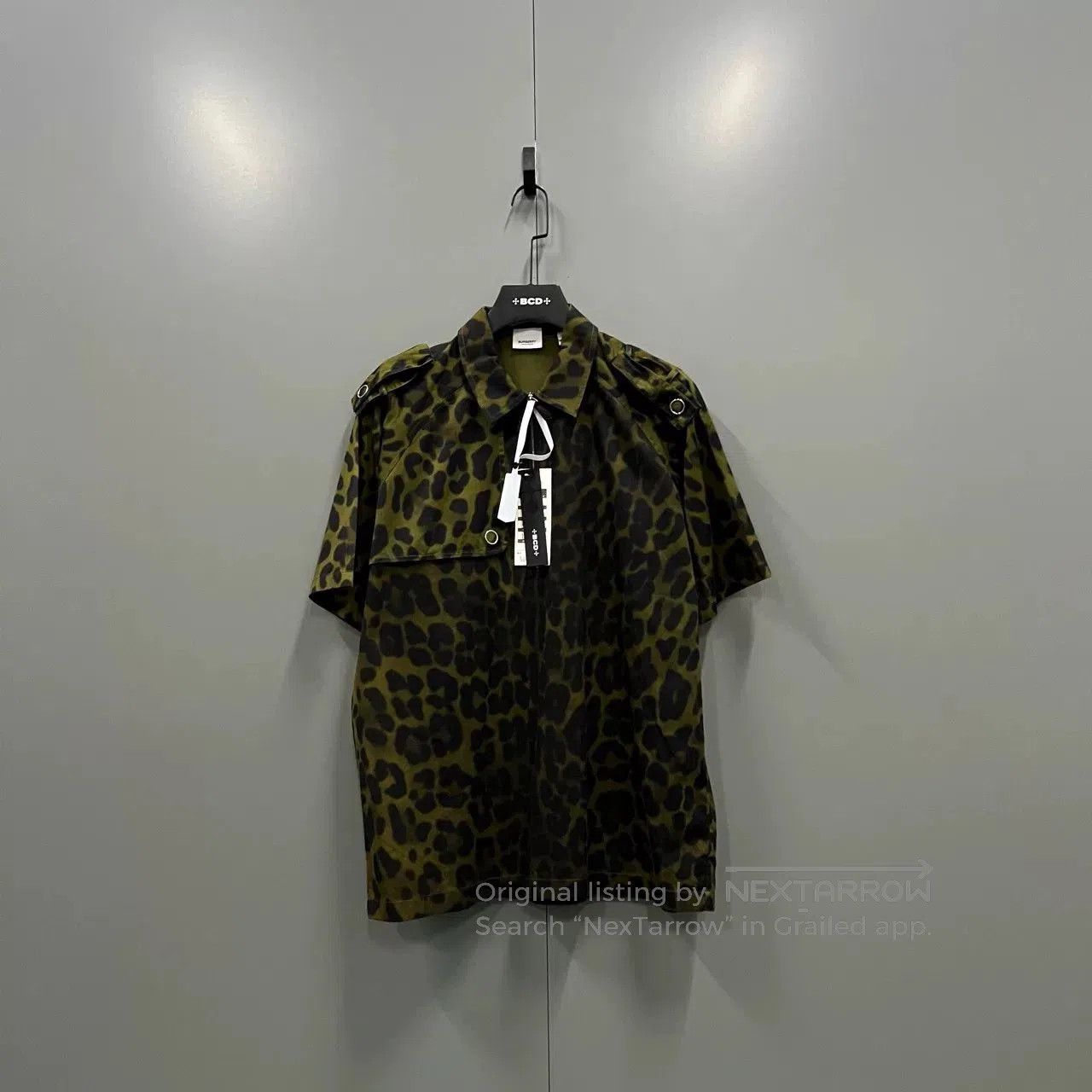 Burberry burberry leopard print half-zip short sleeve shirt. Size US M / EU 48-50 / 2 - 1 Thumbnail