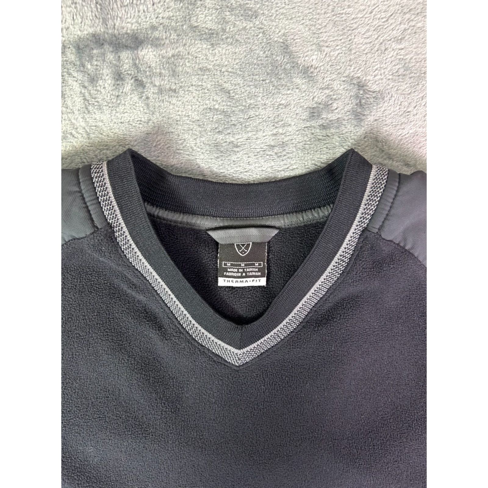 Nike VINTAGE Nike Golf Therma-Fit Black Pullover Sweatshirt M V-Neck Fleece Size US M / EU 48-50 / 2 - 3 Thumbnail