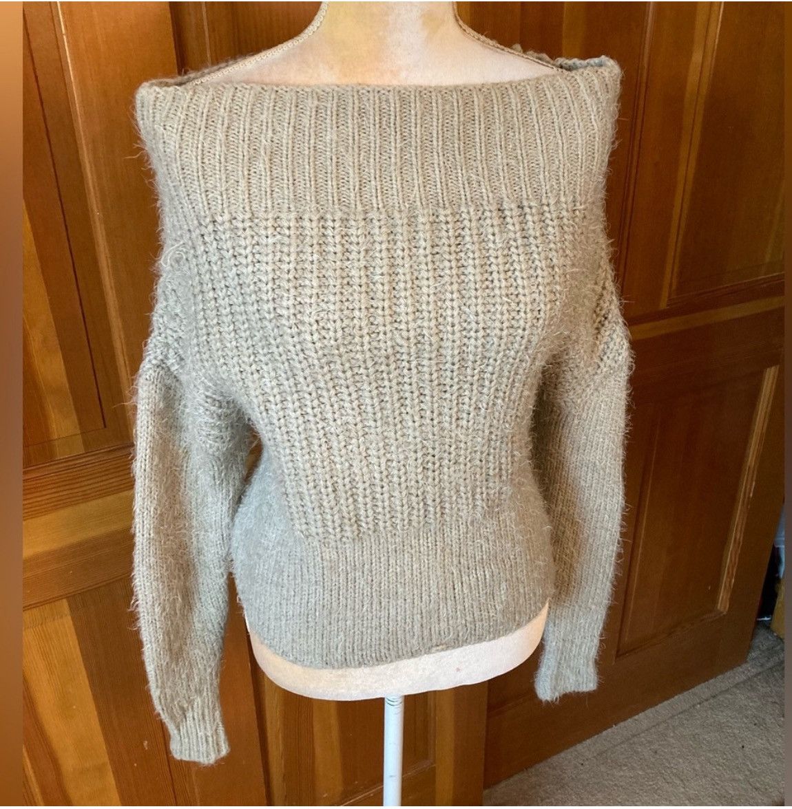 Designer × Other NWOT, Active USA Women’s Grey Off Shoulder Sweater. Size S / US 4 / IT 40 - 10 Thumbnail