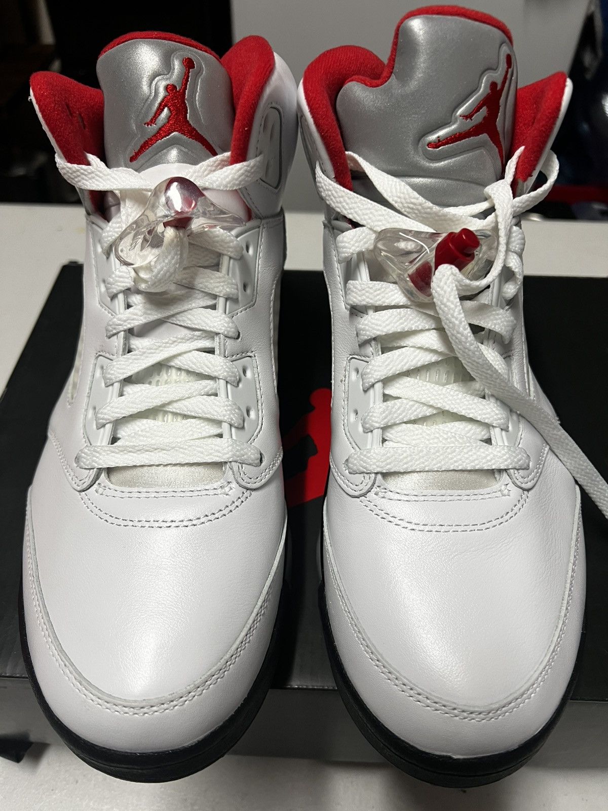 Jordan Brand Jordan 5 Retro Fire Red Silver Tongue Size US 9.5 / EU 42-43 - 3 Thumbnail