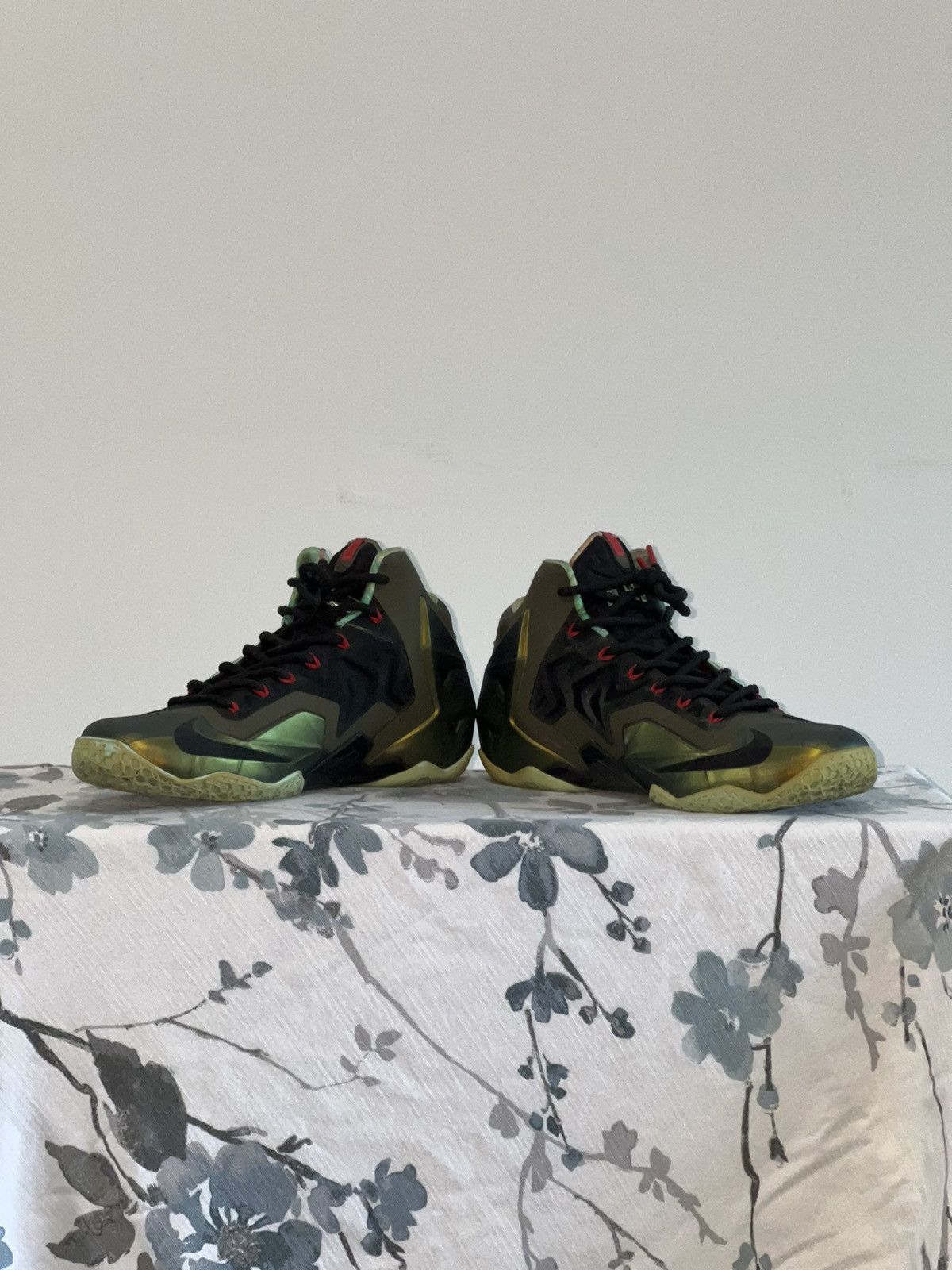 Nike Nike Lebron James 11 King’s Pride Size US 9.5 / EU 42-43 - 6 Thumbnail