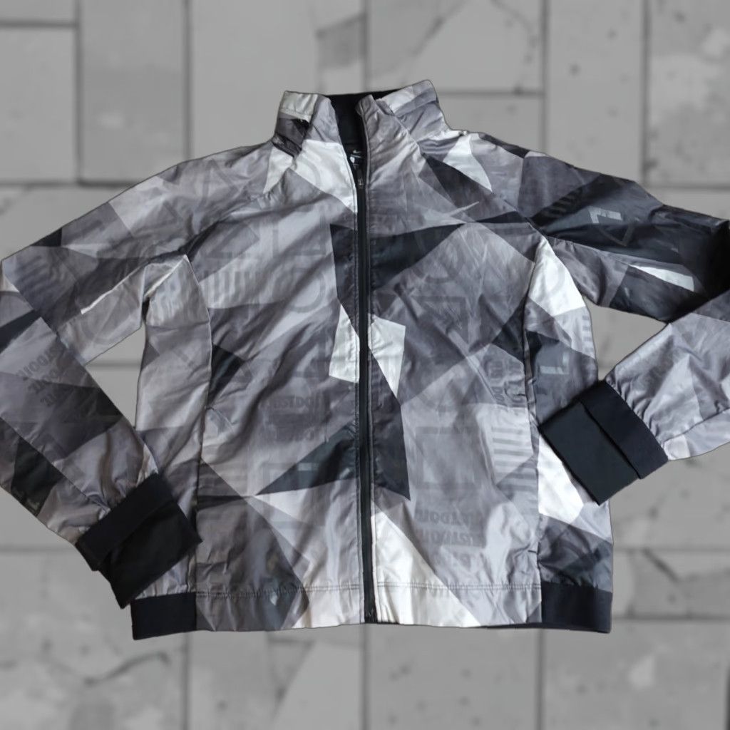 Nike Nike Womens Jacket Small Gray Windbreaker Hooded Running Shield Repel CJ5551 Size S / US 4 / IT 40 - 1 Thumbnail