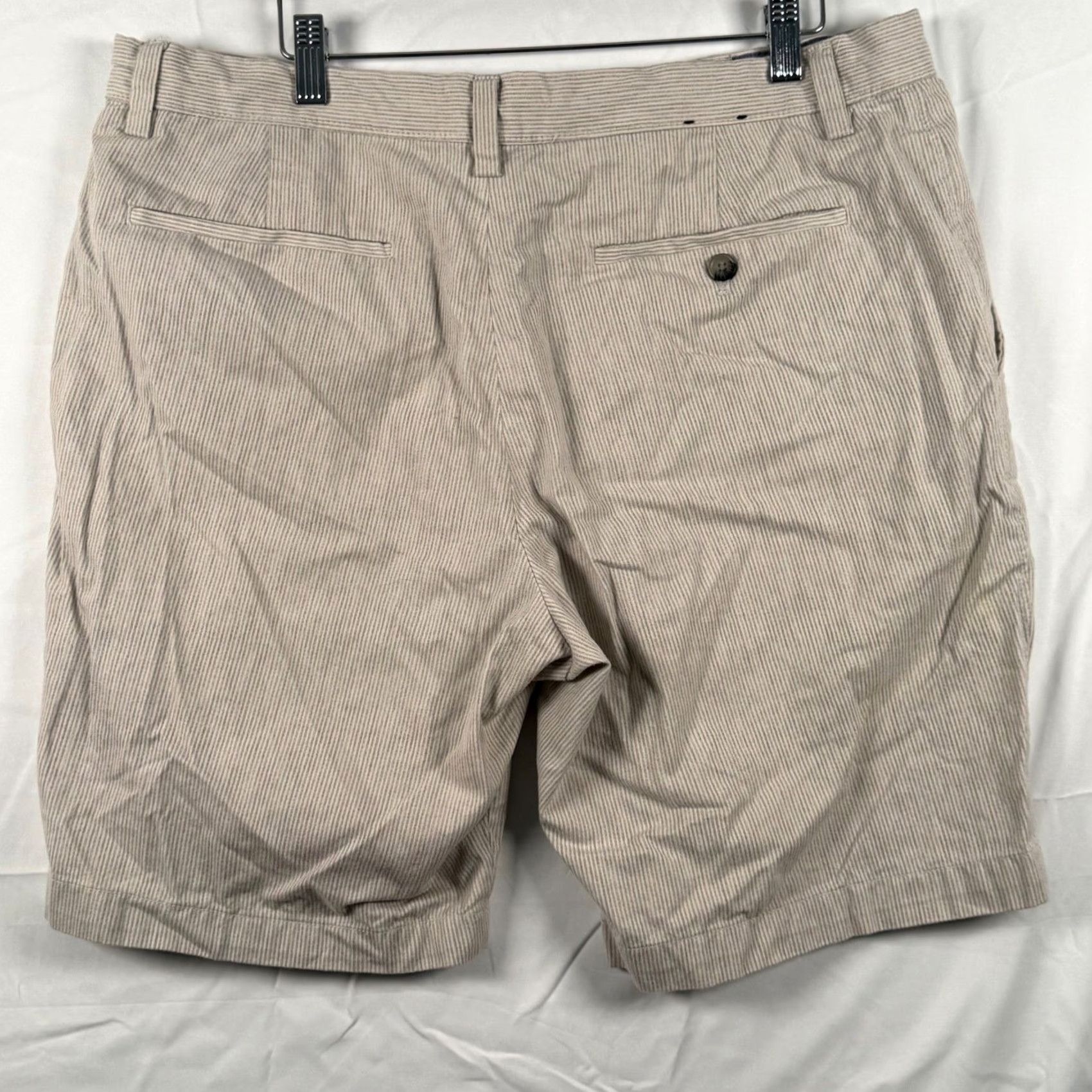 Banana Republic Banana Republic Aiden Short Mens 36 Chino Flat Front Beige Seersucker Stripe 9in Inseam Lightweight Breathable Casual Summer 90s Size US 36 / EU 52 - 2 Thumbnail