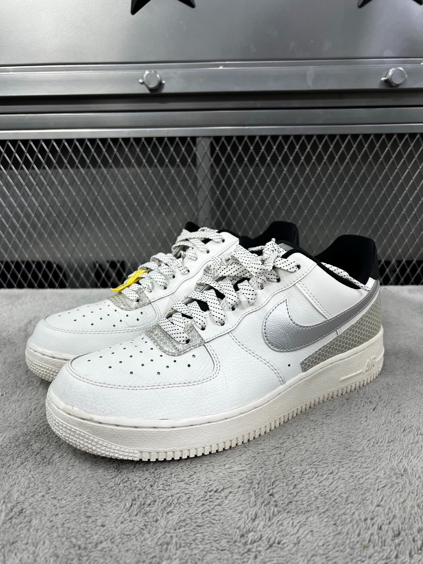 Nike Nike Reflective White Lowtop Sneakers M Men Size US 10 / EU 43 - 1 Thumbnail