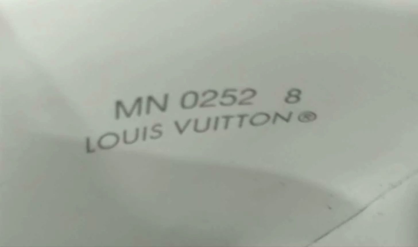 Louis Vuitton LV white embossed logo slipper size 42 Size US 9 / EU 42 - 7 Thumbnail