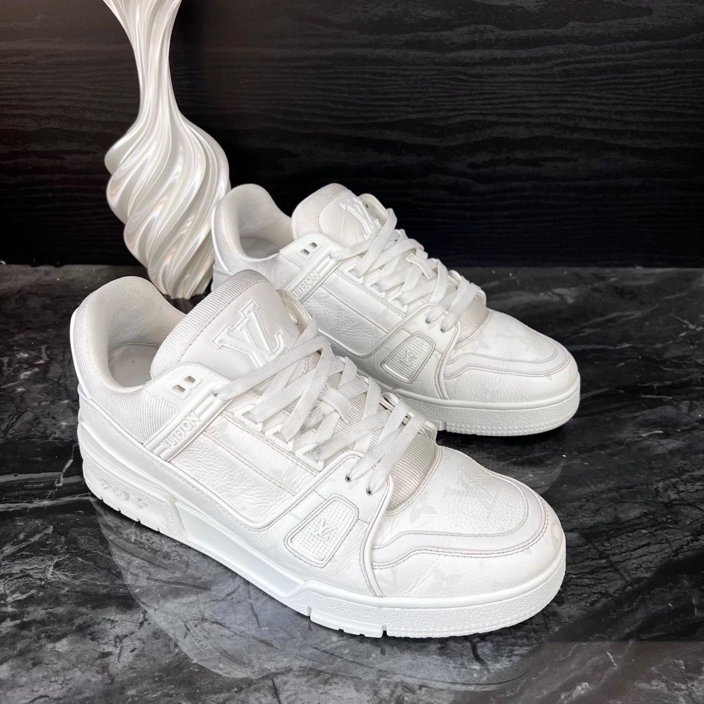 Adidas Trainer size 41 white subtle pattern 95% new