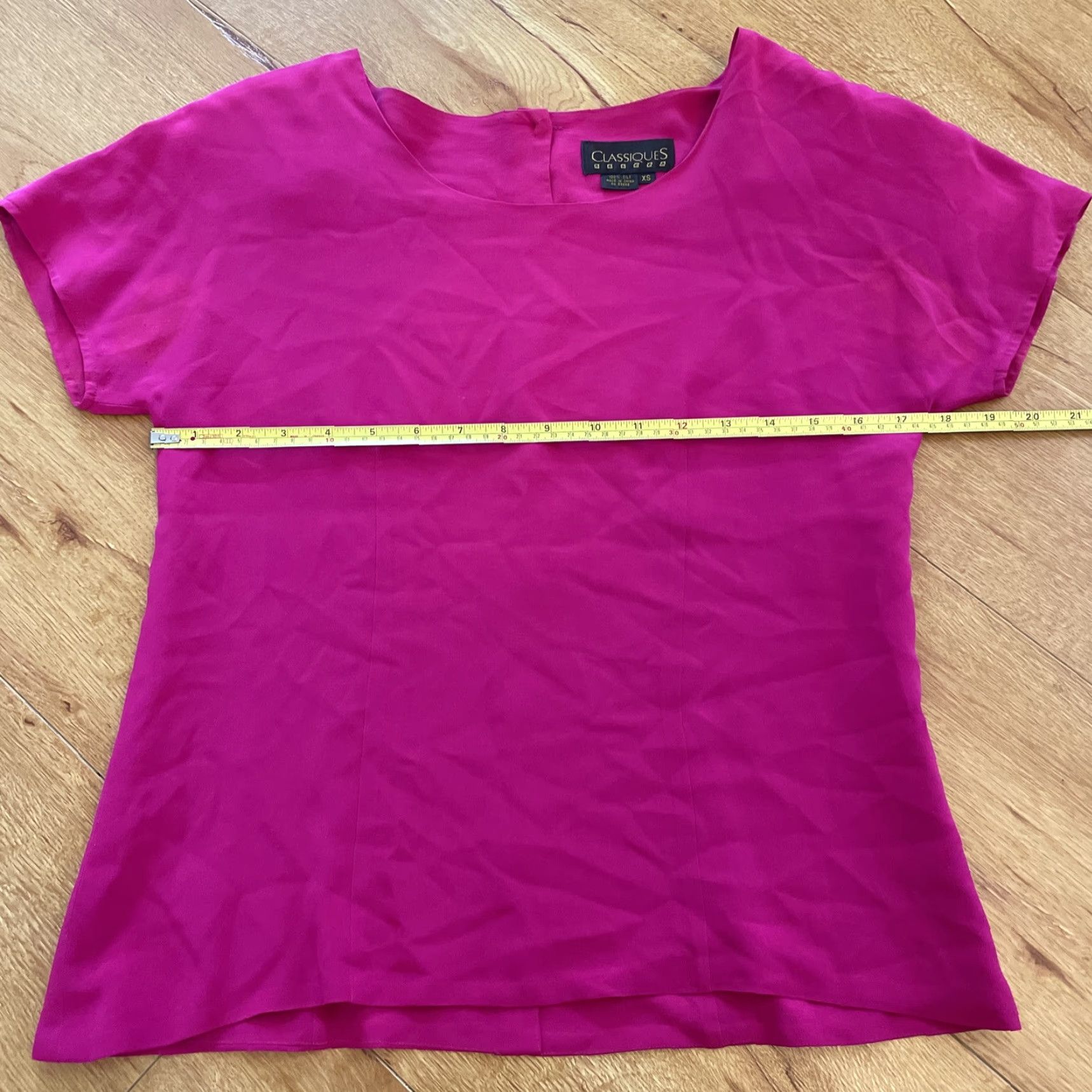Vintage VINTAGE CLASSIQUES 100% Silk Fuchsia Pink Button Up Back Blouse XS Shoulder Pads Shirt Womens XS Short Sleeve Round Neck Lightweight Dry Clean Only Size XS / US 0-2 / IT 36-38 - 4 Thumbnail