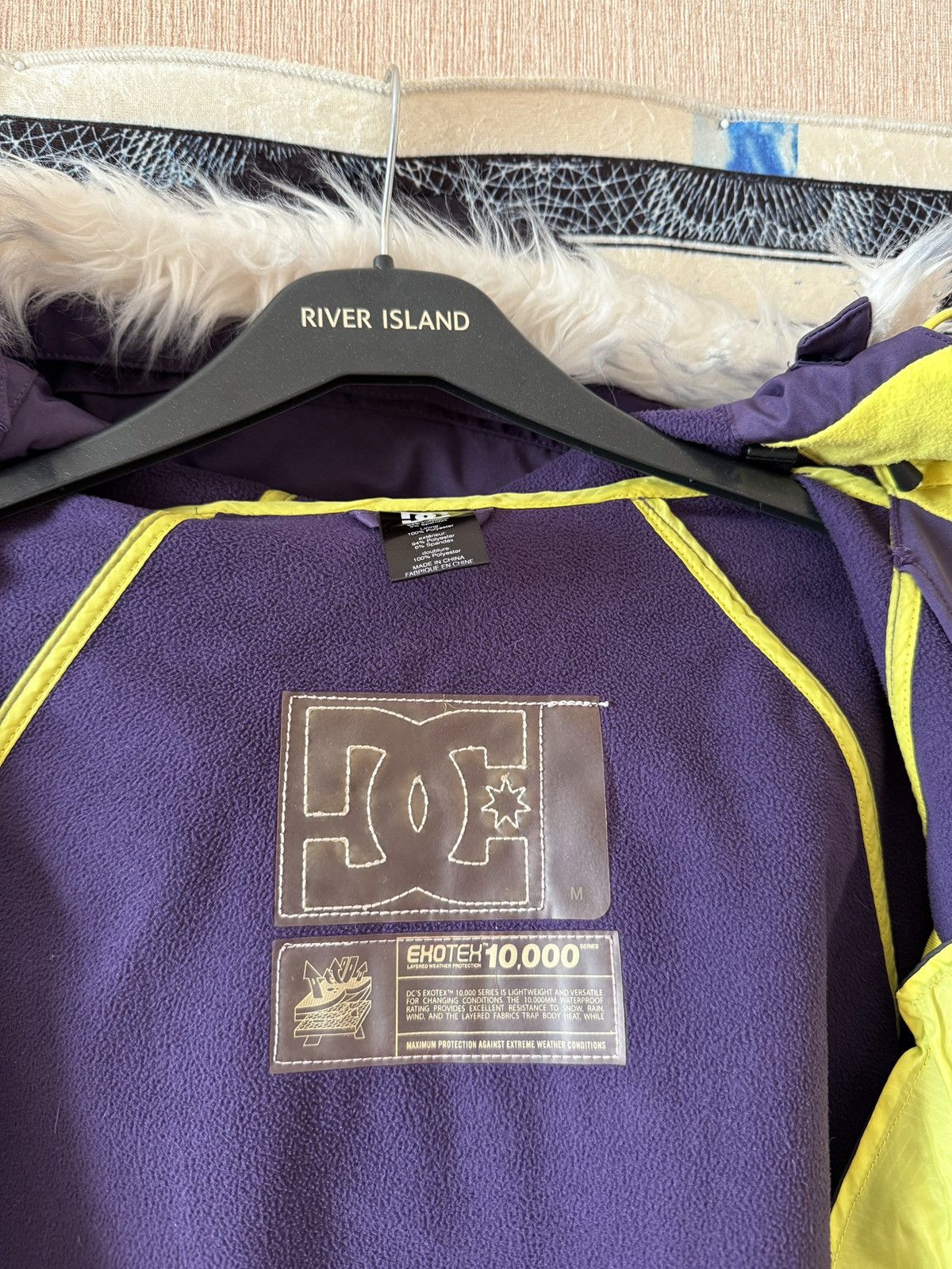 Other Vintage DC Shoes Jacket Faux Fur Hood Big Logo Ski Womens Size M / US 6-8 / IT 42-44 - 9 Thumbnail