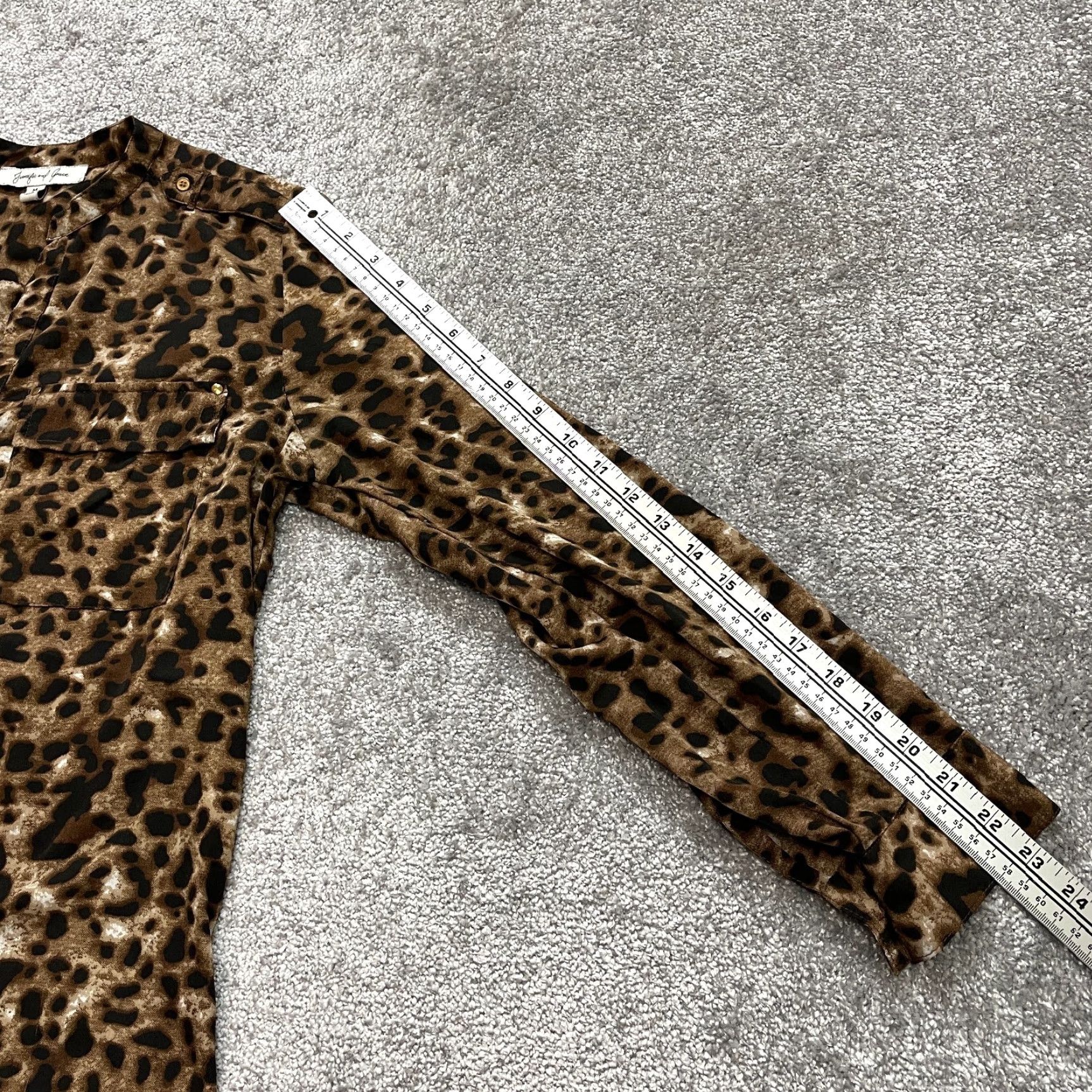 Vintage Jennifer & Grace Leopard Print Button Up Shirt Womens M Medium Long Sleeve V-Neck Pockets Size M / US 6-8 / IT 42-44 - 7 Thumbnail