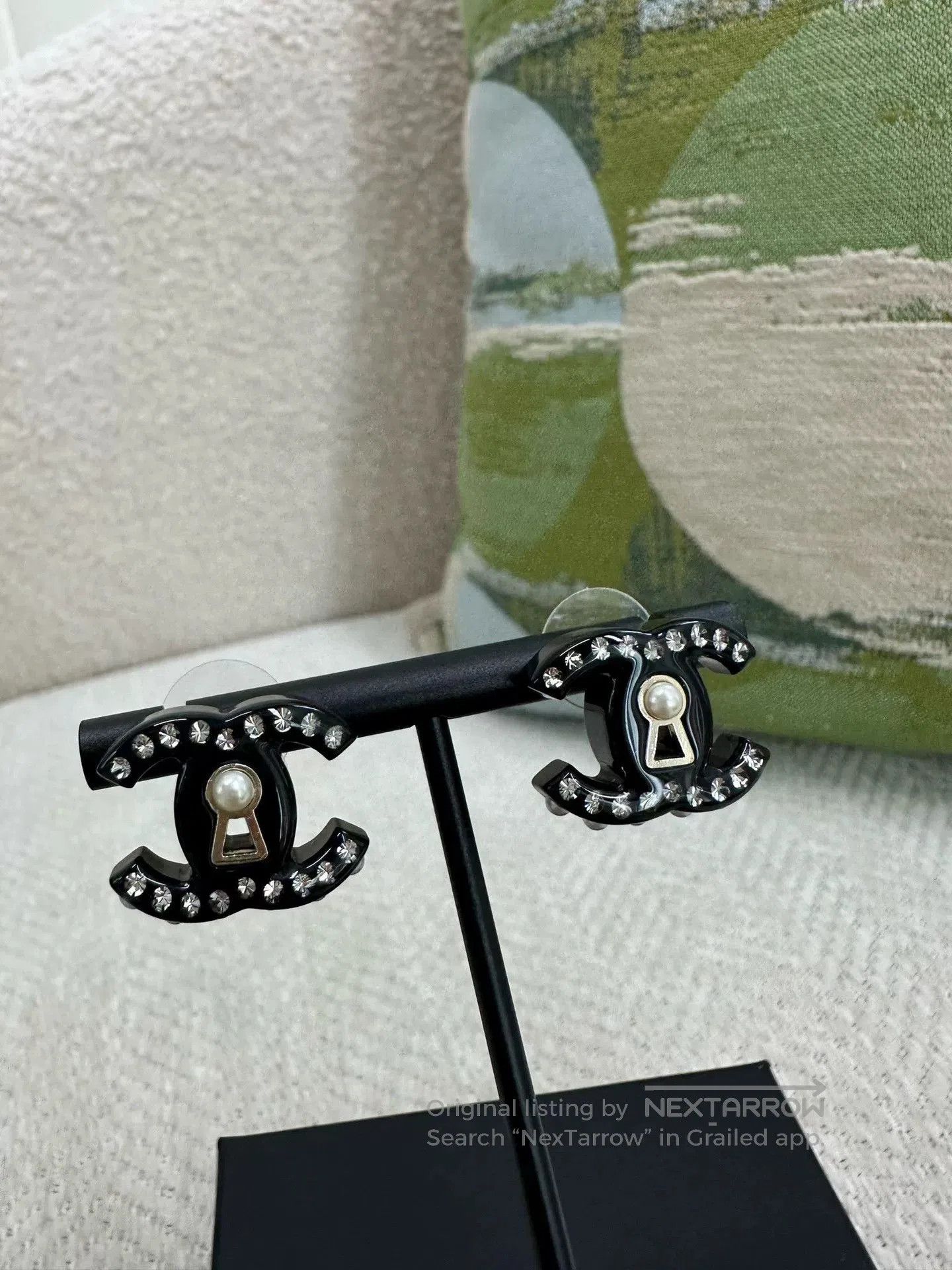 Chanel Chanel Black Acrylic Pearl Lock Earrings. Size ONE SIZE - 4 Thumbnail