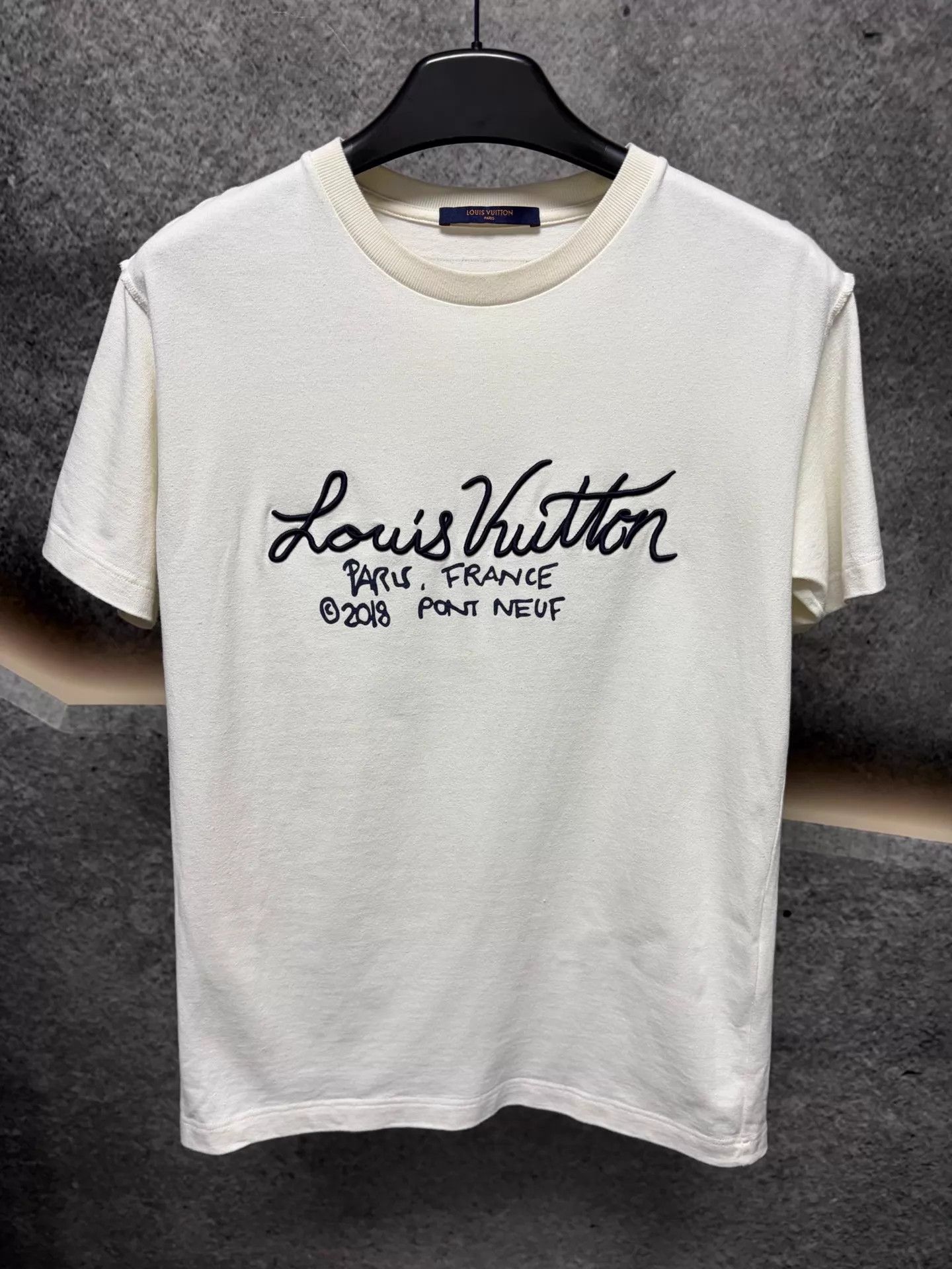 Louis Vuitton LV White Graffiti Logo Short Sleeve T - shirt S Size US S / EU 44-46 / 1 - 1 Thumbnail