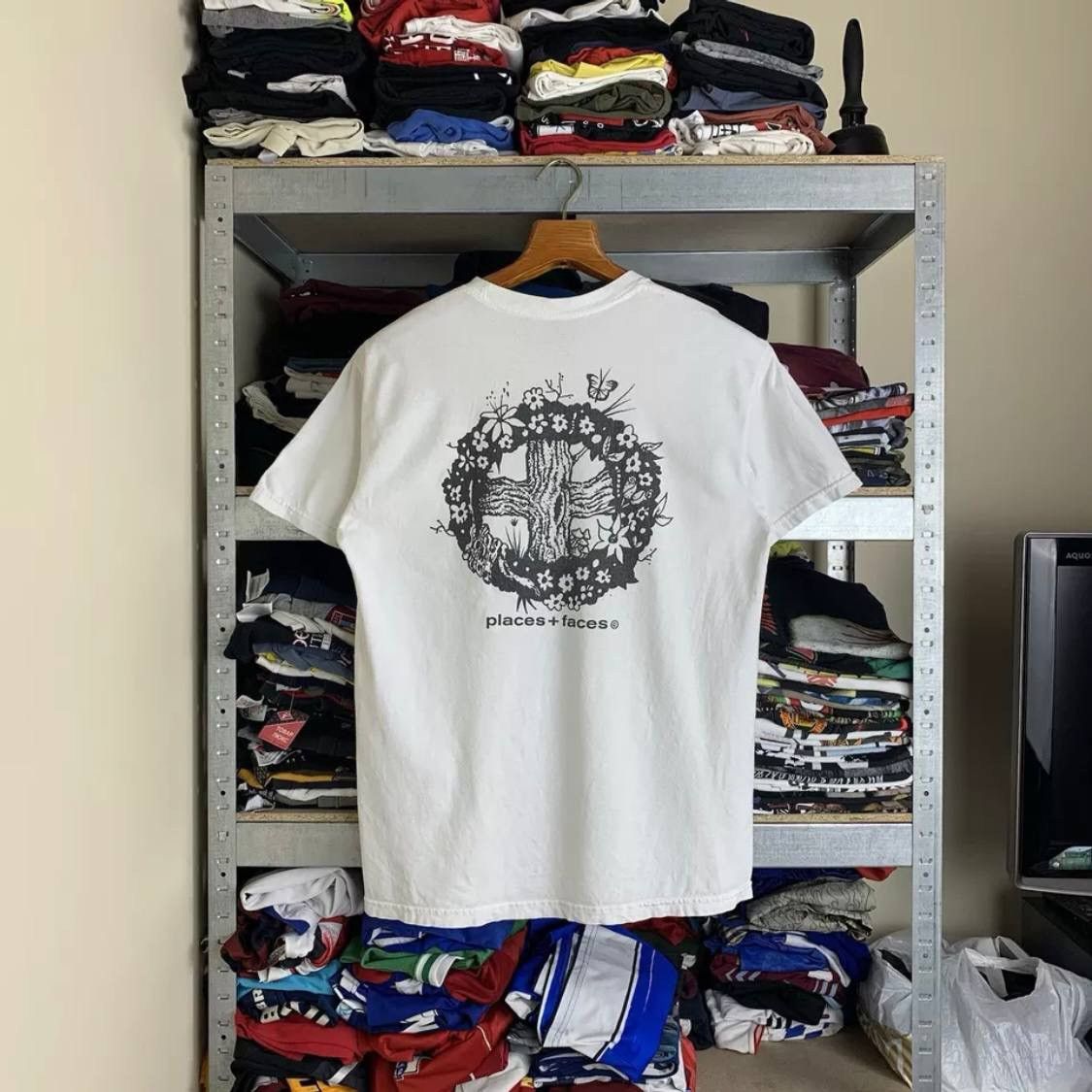 Other Places + Faces Skateboard SK8 Flowers Tee Big Logo Size US L / EU 52-54 / 3 - 1 Thumbnail