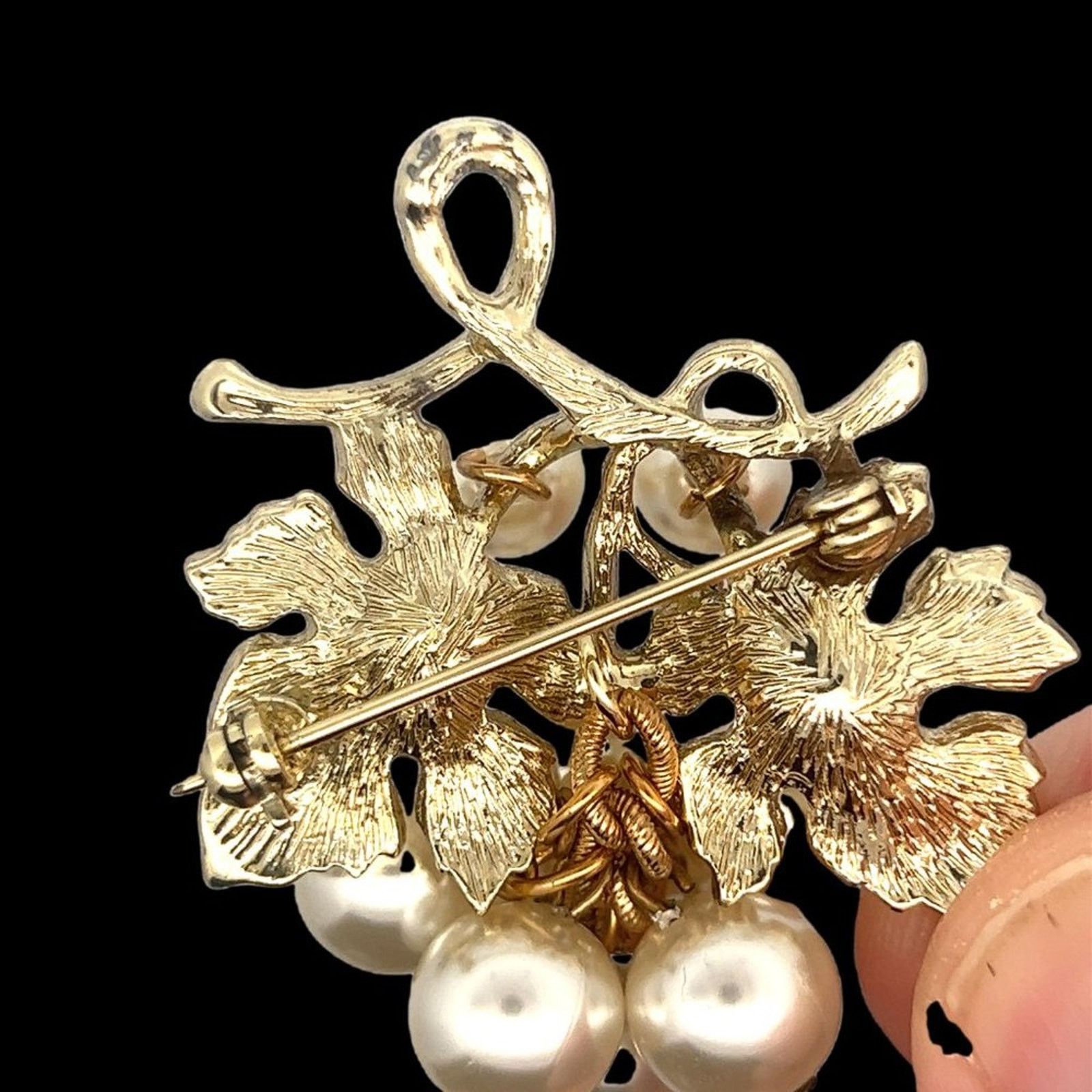 & Other Stories Vintage 1950s Era Dangling Grape Faux Pearl Cluster Brooch Size ONE SIZE - 3 Thumbnail