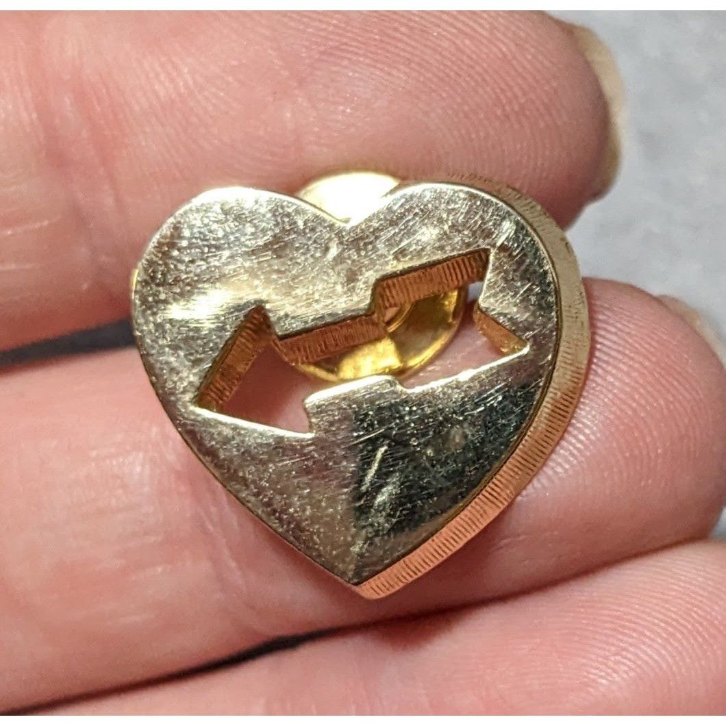 Other Vintage Avon Gold Tone Heart With Arrow Cutout Lapel Pin Size ONE SIZE - 3 Thumbnail