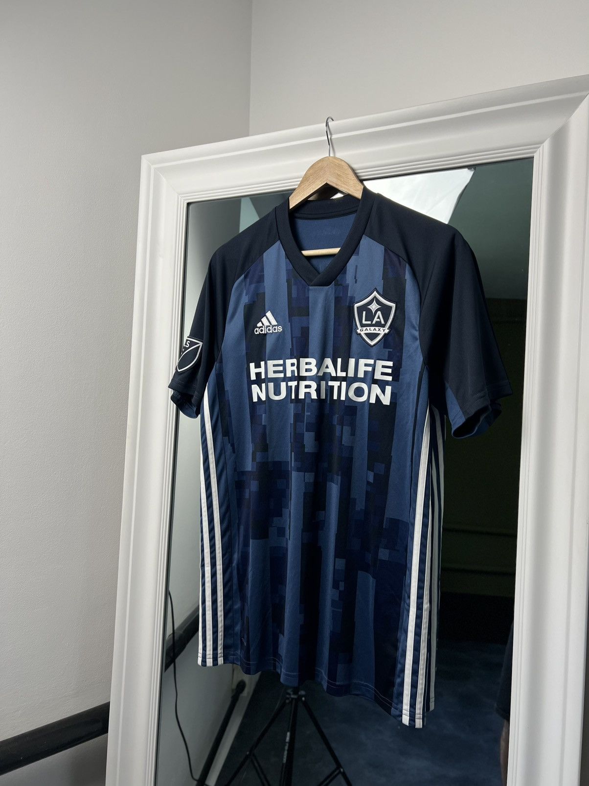 Adidas Adidas LA Galaxy M 2018 Away Shirt Herbalife Sponsor MLS Size US M / EU 48-50 / 2 - 5 Thumbnail