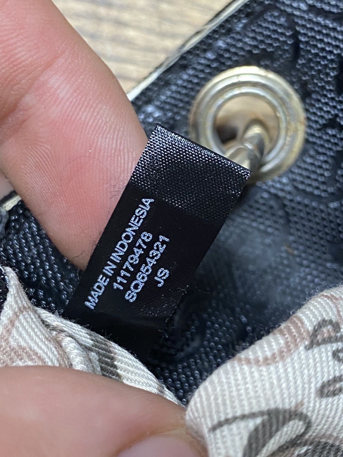 Designer × Guess × Vintage Guess Black Crossbody Bag with Grommets Stylish & Authentic Size ONE SIZE - 13 Thumbnail