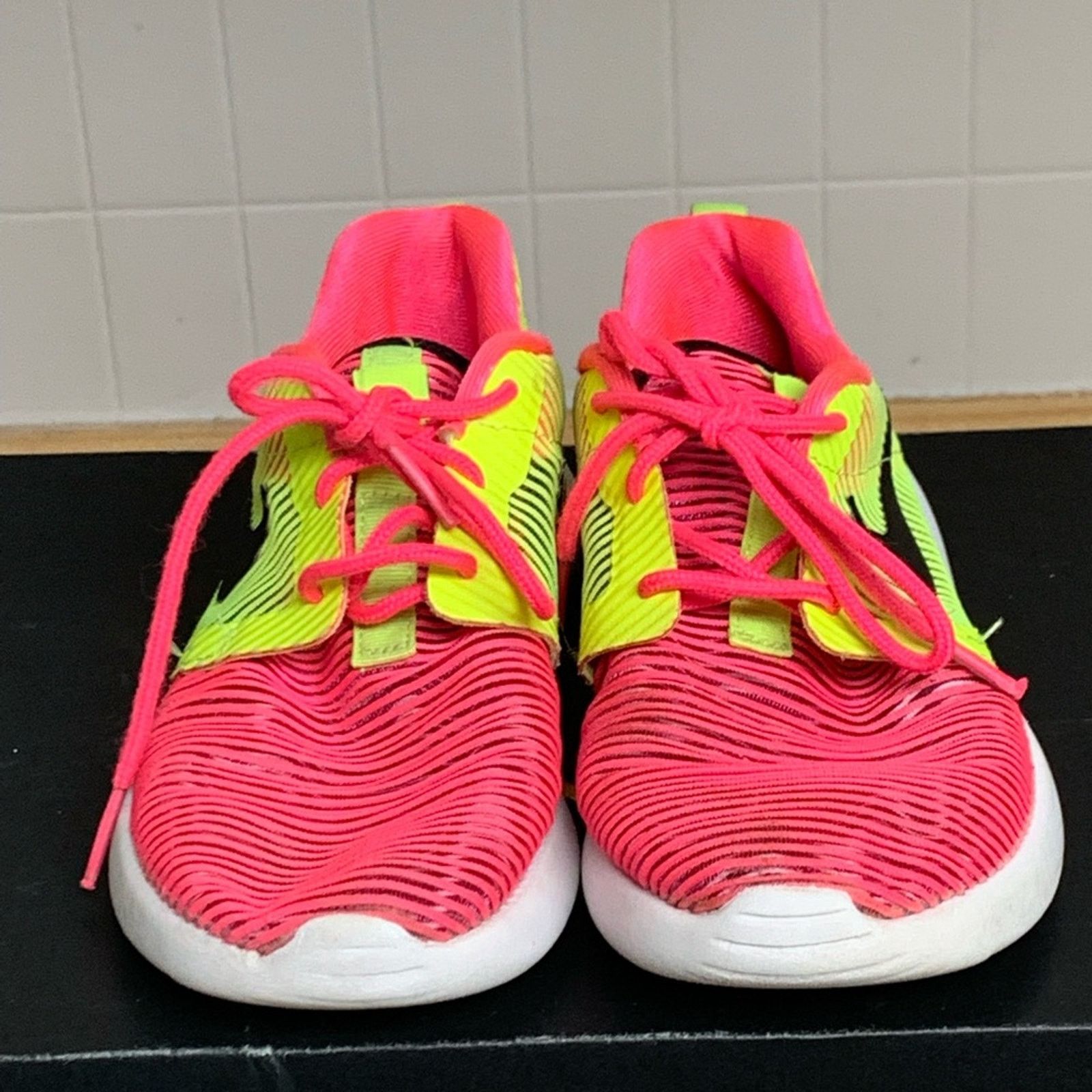 Nike WOMENS NIKE ROSHE ONE FLIGHT ATHLETIC SHOES SIZE 5 NICE Size US 5 / EU 37 - 2 Thumbnail