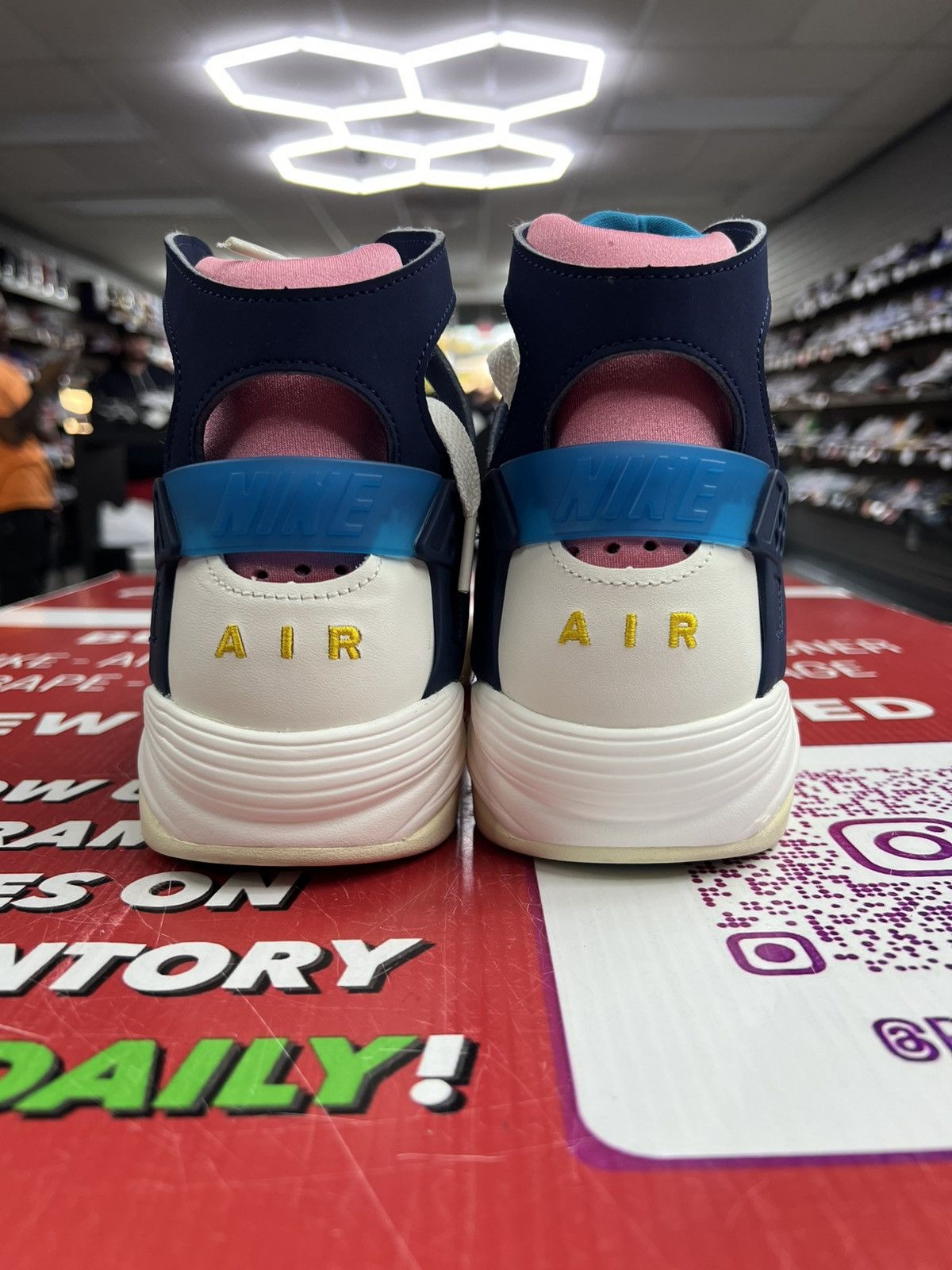 Nike Nike Air Flight Huaraches Size 11.5 Size US 11.5 / EU 44-45 - 5 Thumbnail
