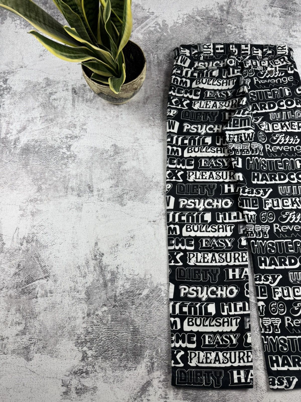 Hysteric Glamour × Supreme HYSTERIC GLAMOUR X SUPREME Text Work Black Monogram Straight Trousers Pants Size US 30 / EU 46 - 3 Thumbnail