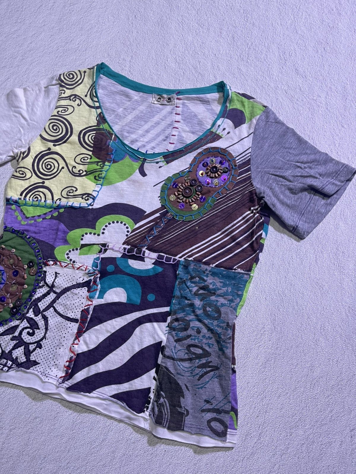 Japanese Brand Y2K APAISER women's short tshirt with embroidery motif rare Size S / US 4 / IT 40 - 2 Thumbnail