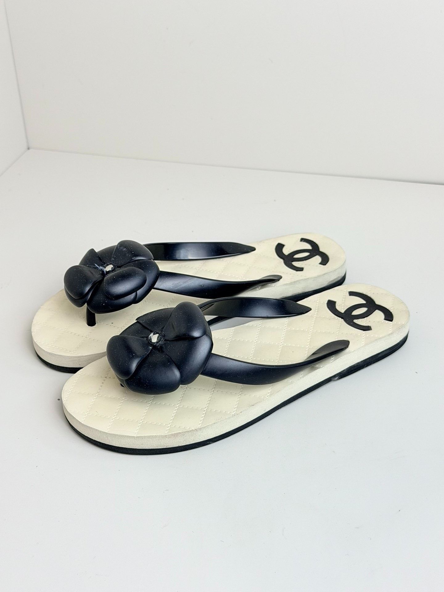 Chanel Chanel White Sandals us_6 Women Size US 6 / IT 36 - 1 Thumbnail