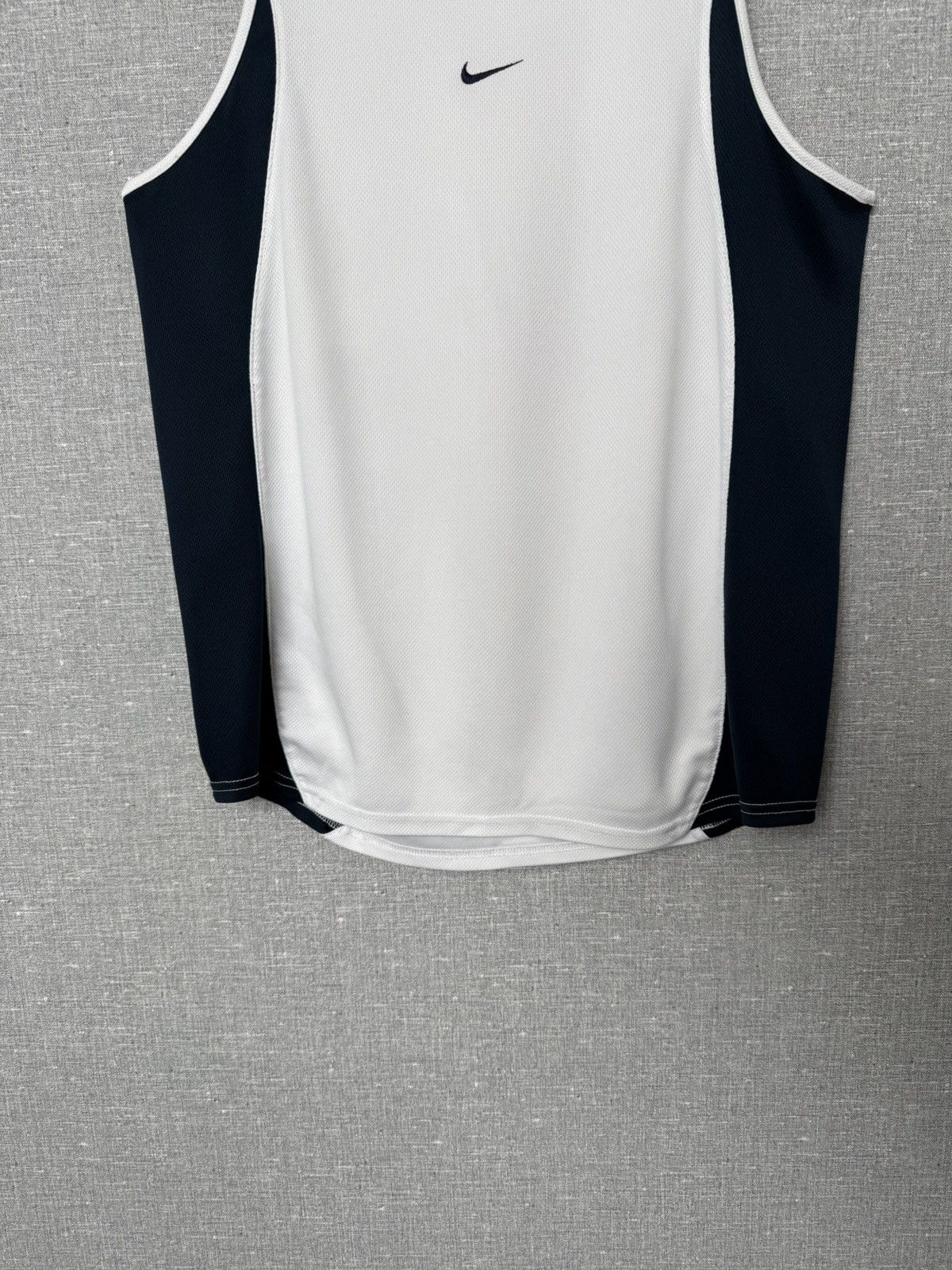 Nike Vintage Nike Embroidered Center Swoosh Logo Dry-Fit Tank Top Size US M / EU 48-50 / 2 - 4 Thumbnail