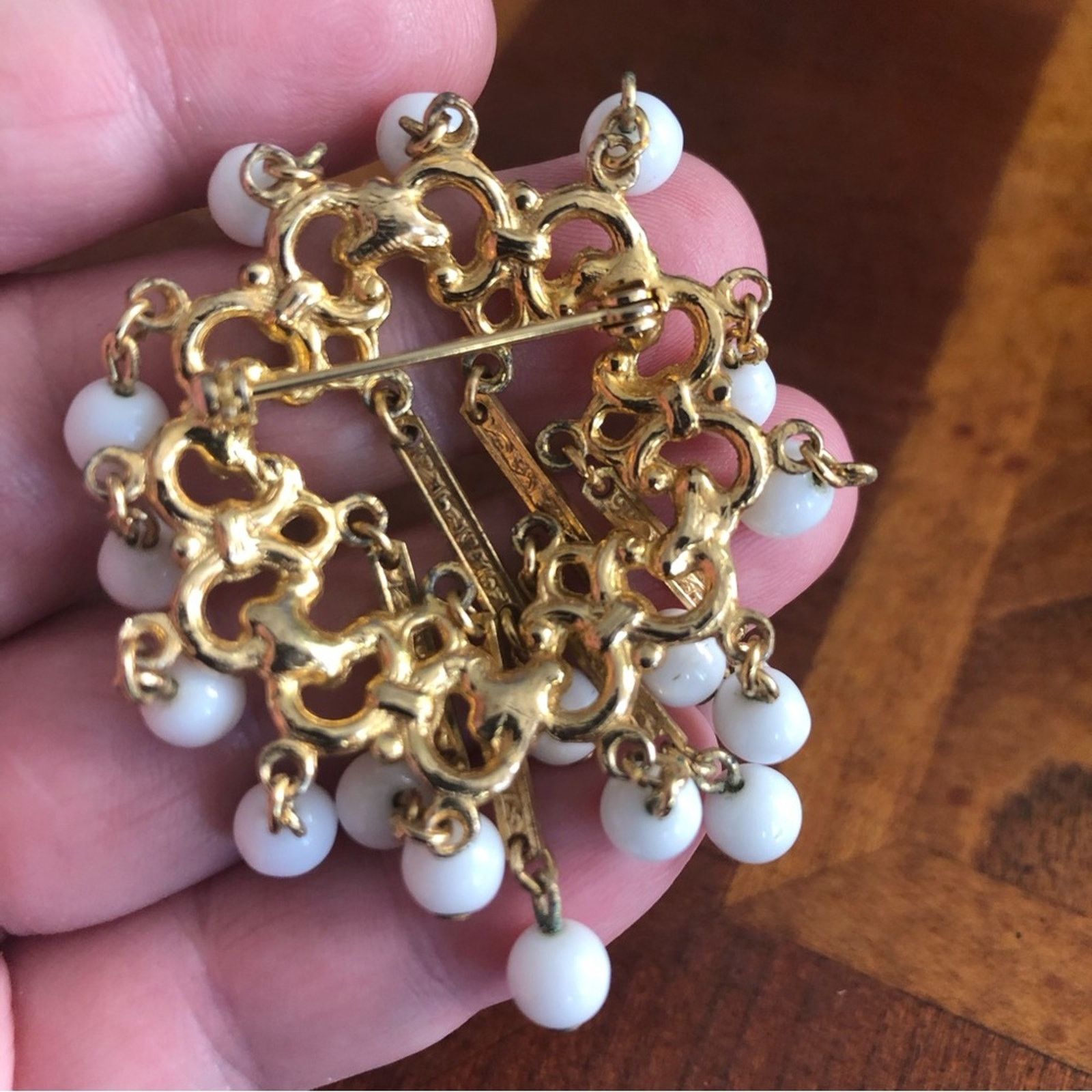 Vintage Vintage milk glass dangle bead gold tone brooch pin Size ONE SIZE - 4 Thumbnail